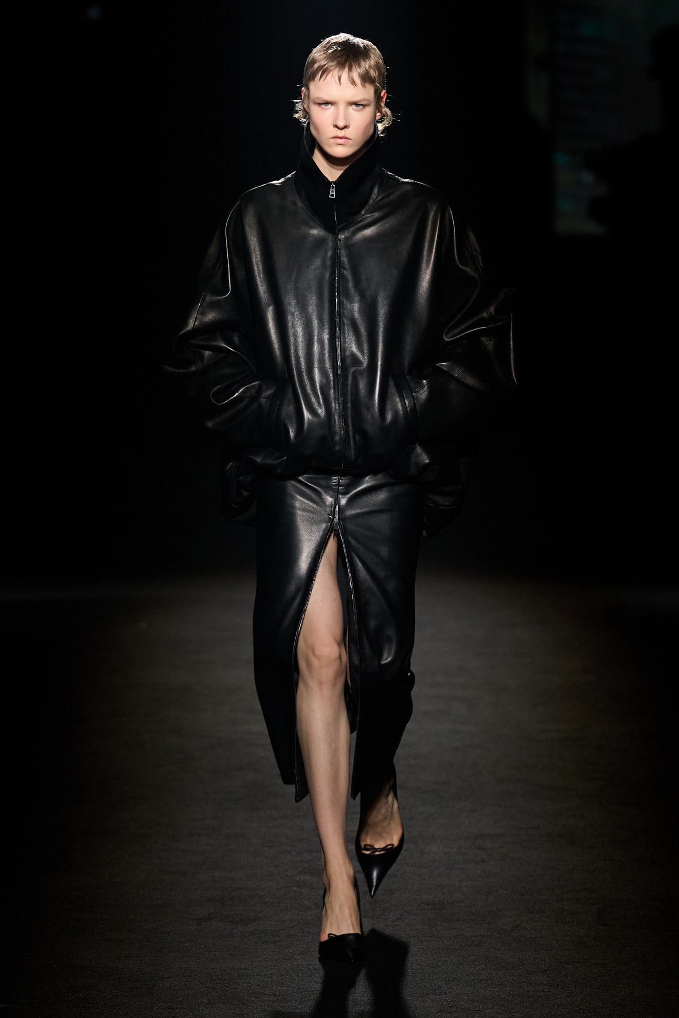 تنورة جلدية سوداء بقصة عصرية من مجموعة الأزياء الجاهزة لخريف 2026 من Balenciaga