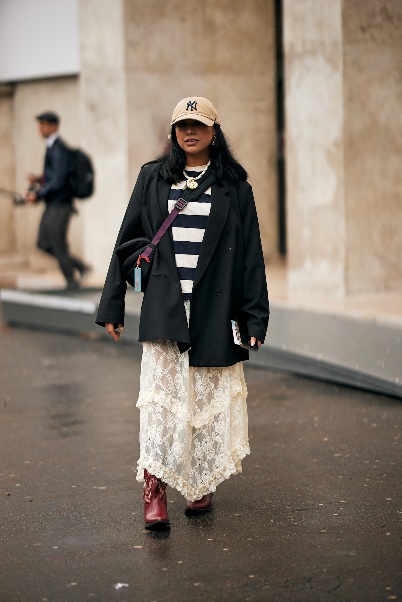 تنورة دانتيل بتنسيق عصري من شوارع باريس