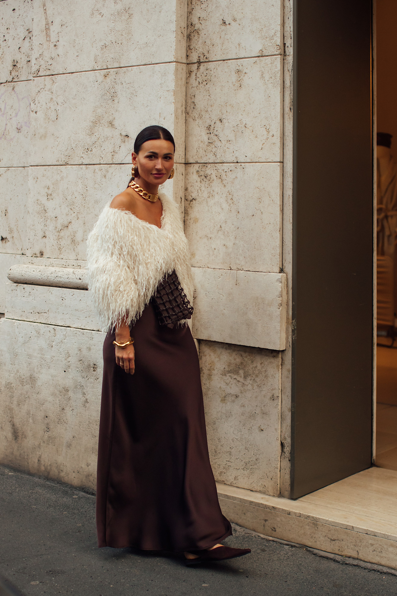 تنورة سليب طويلة انسابية نُسقت مع كنزة مفتوحة من الريش