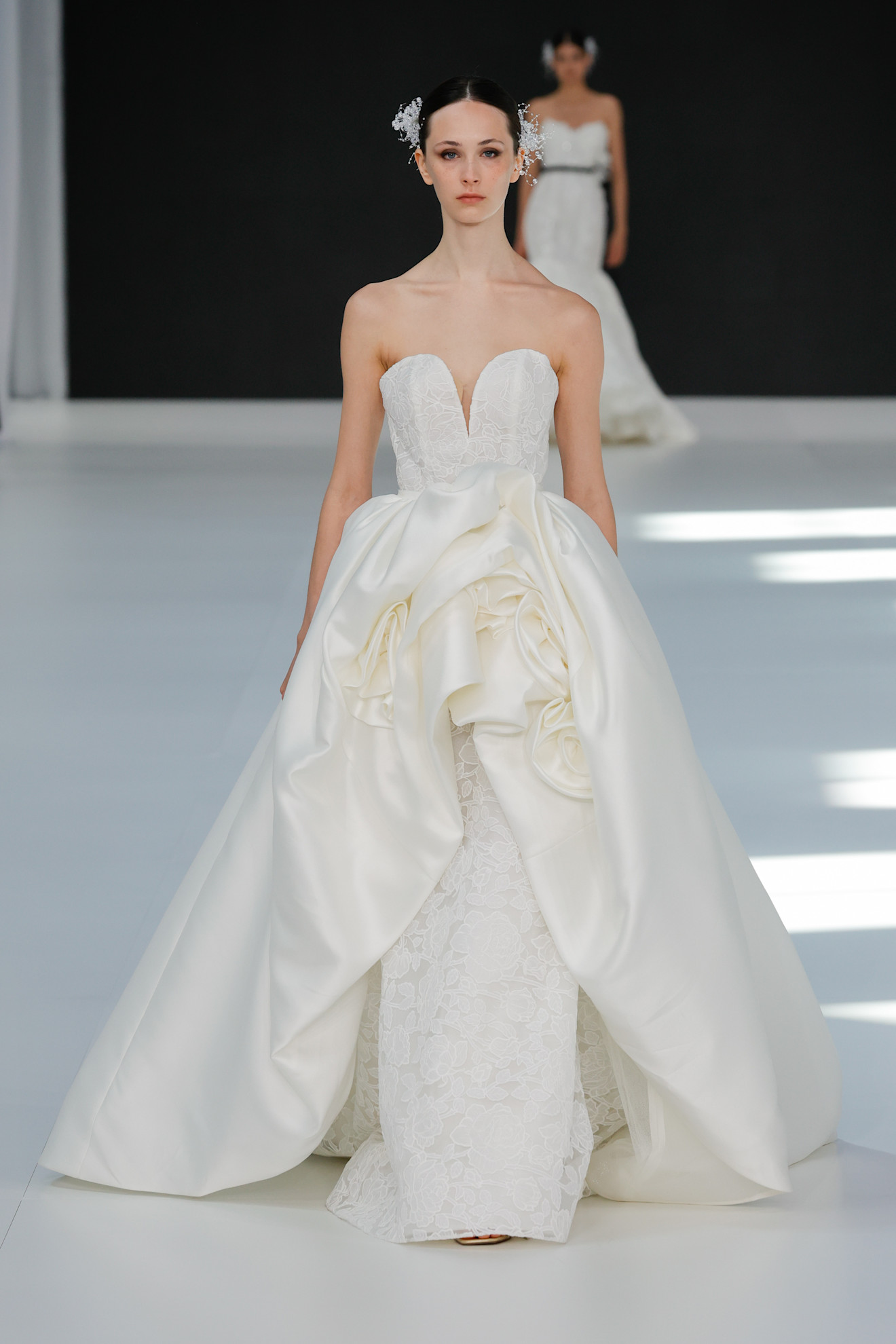 تنورة مزينة بالورود في فساتين زفاف Lazaro Maison