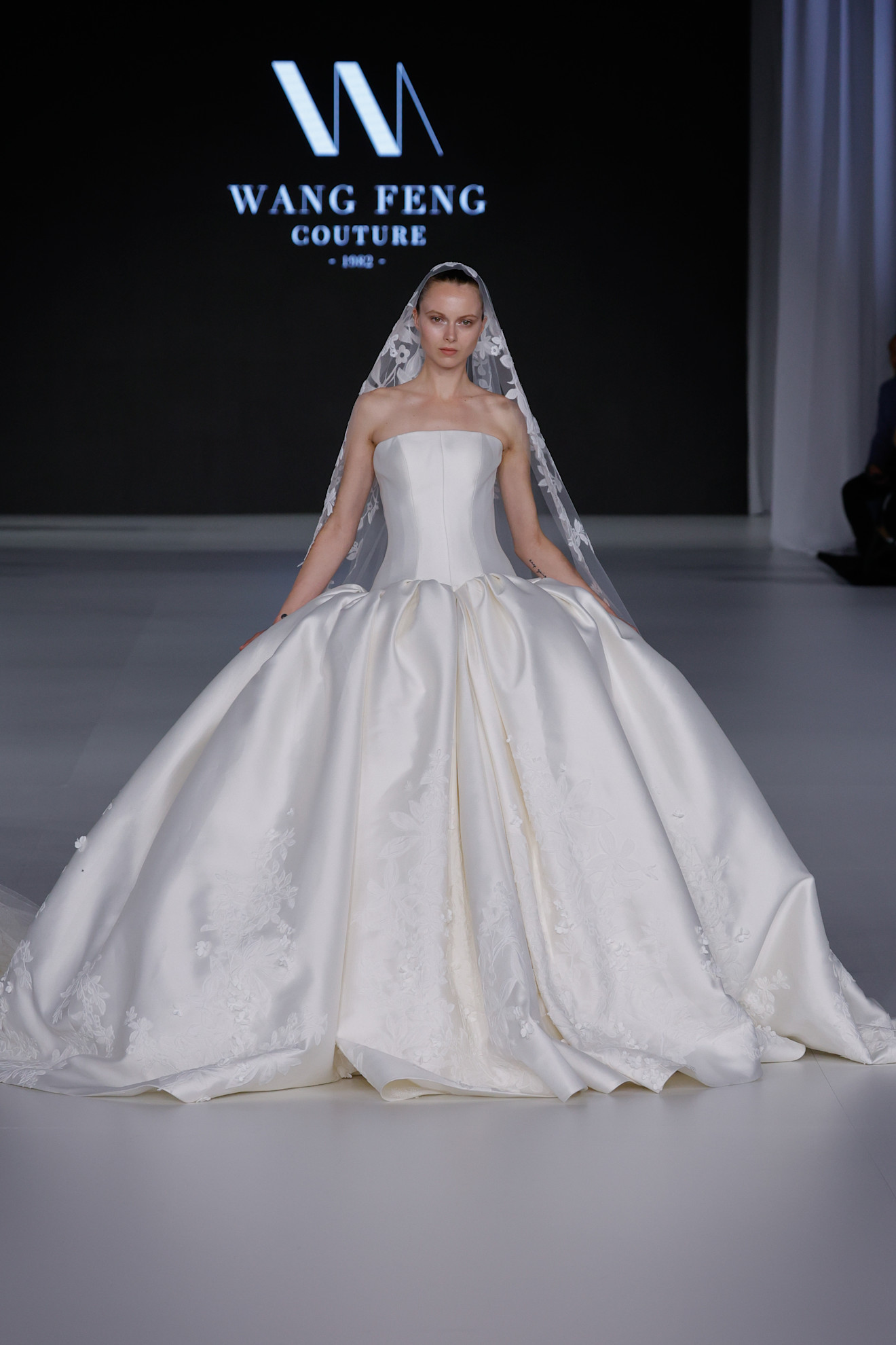 تنورة نحتية في عروض  Wang Feng