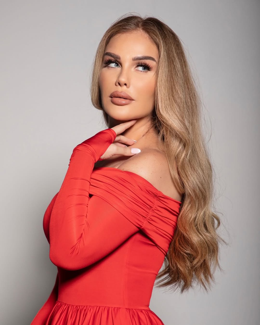 تهتم نيكول سابا بتنظيف وتقشير البشرة