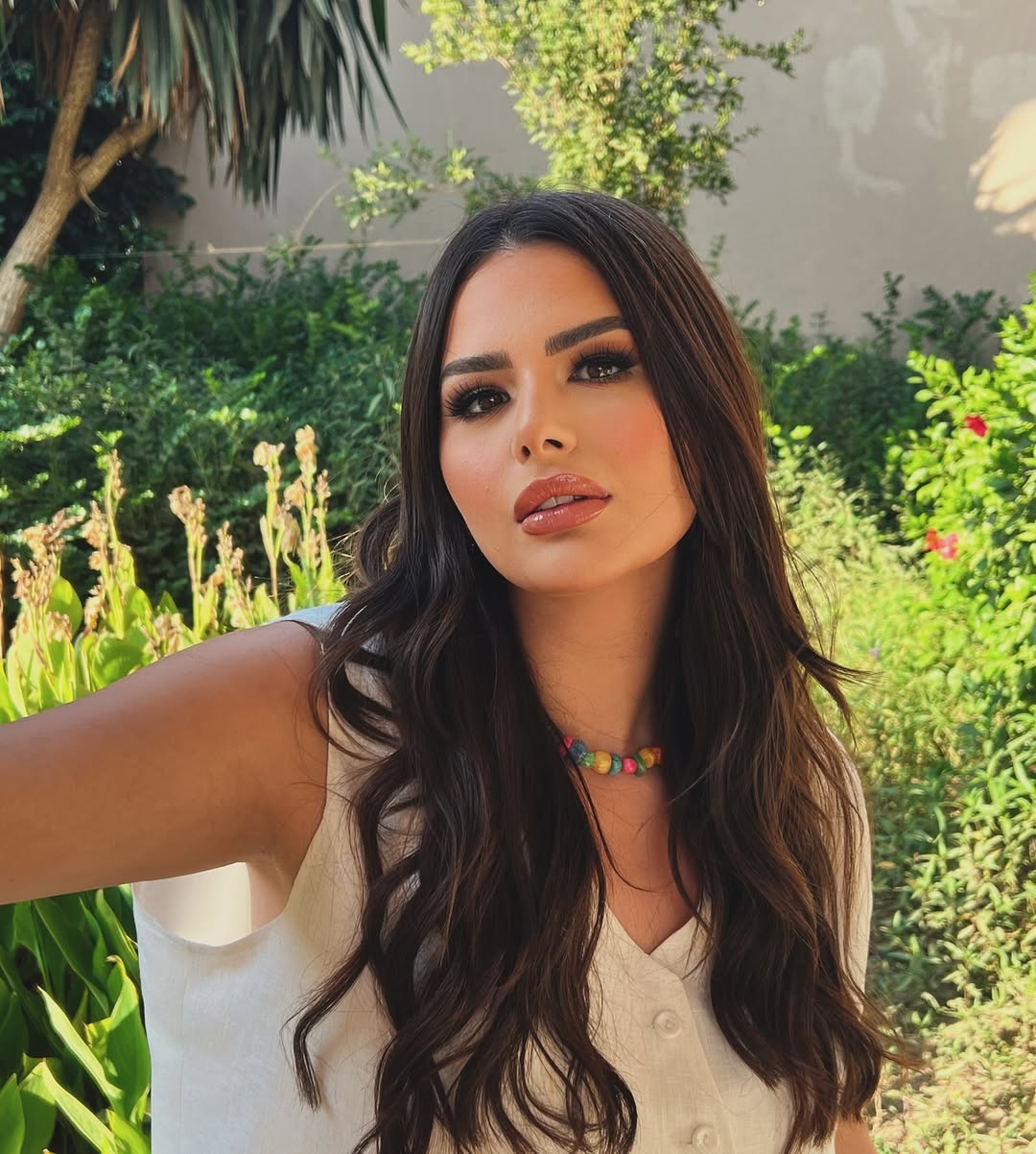 تهتم هناد مهنا بالظهور بمكياج ثابت طوال المناسبات