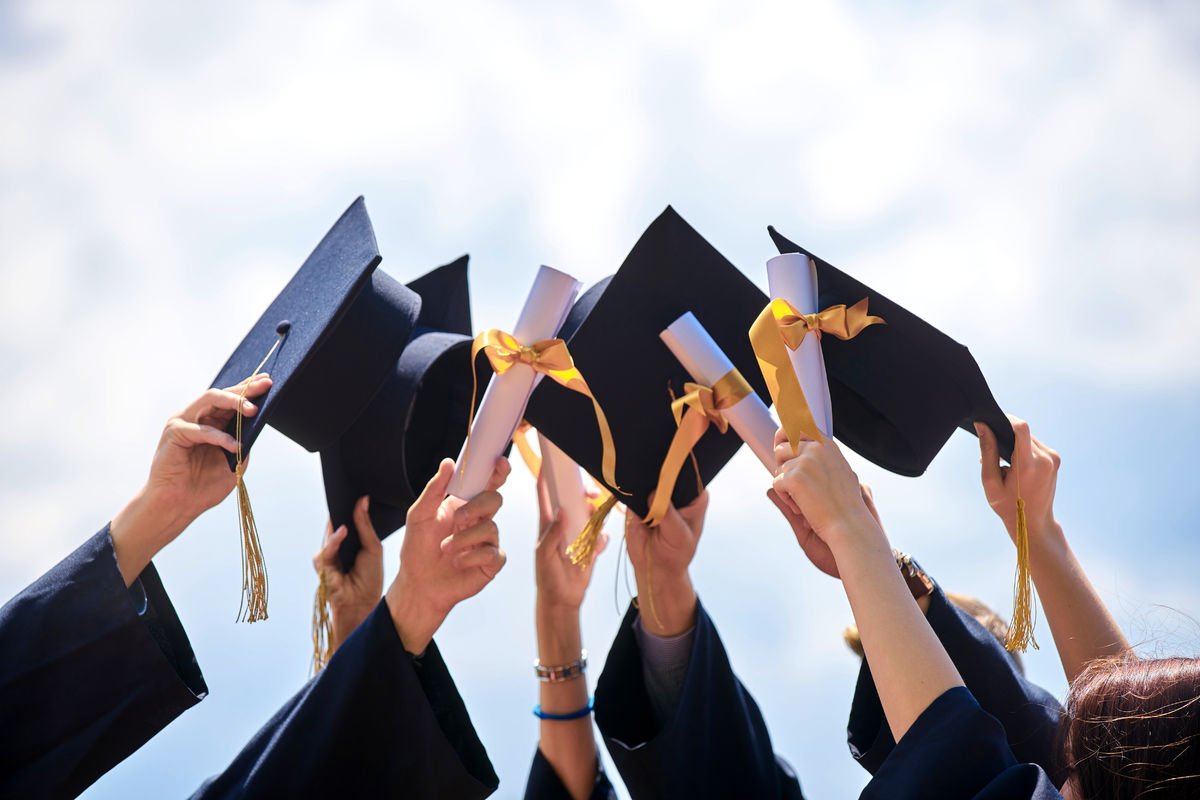 تهنئة تخرج من الجامعة لصديقي