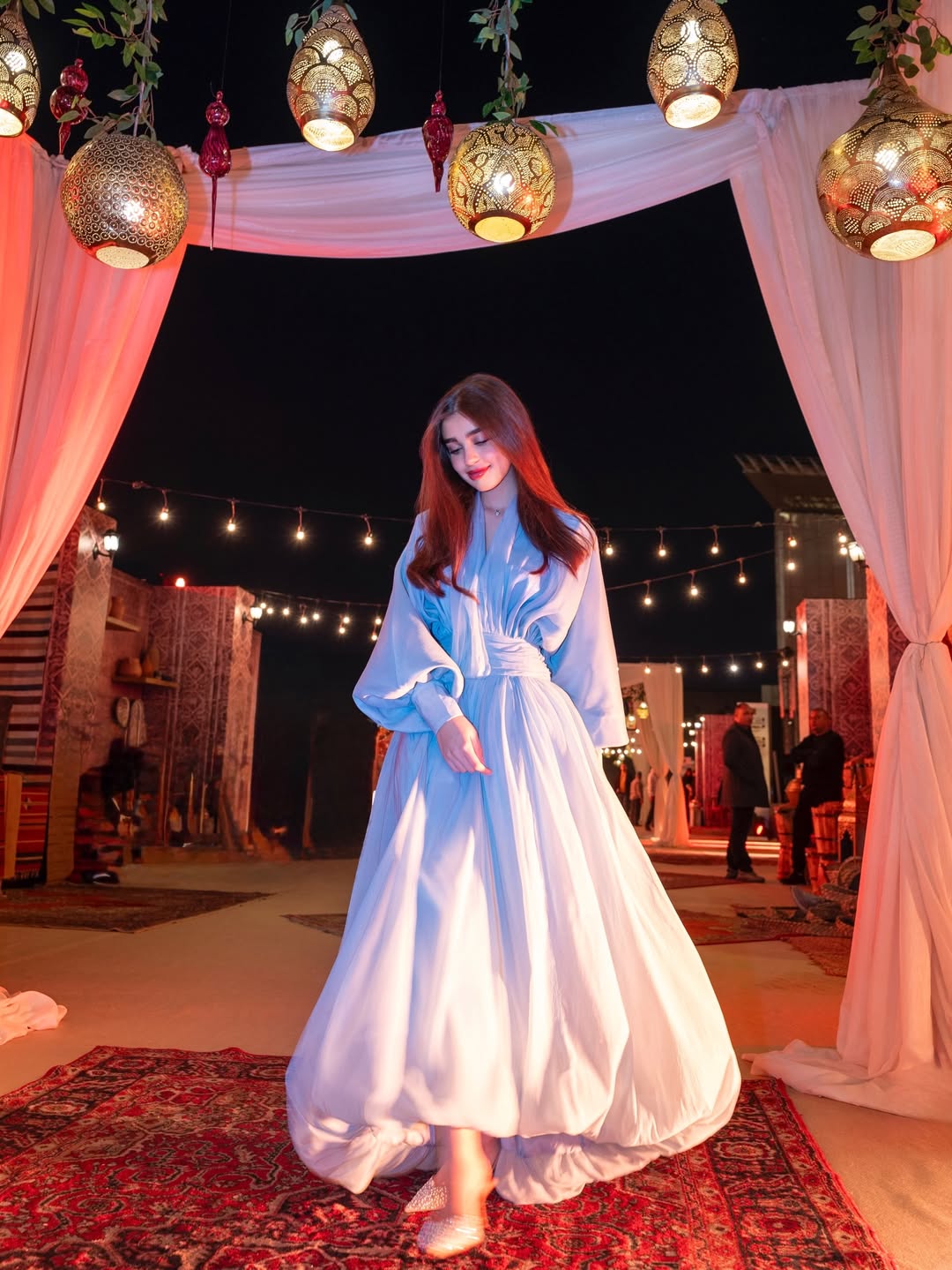  توانا الجوهري بستايل فستان فضفاض باللون الأزرق الباستيل