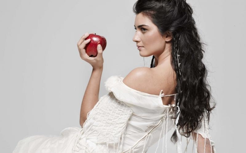 توبا بويوكستن بفستان الزفاف في يوم عرسها الحقيقي عام 2011