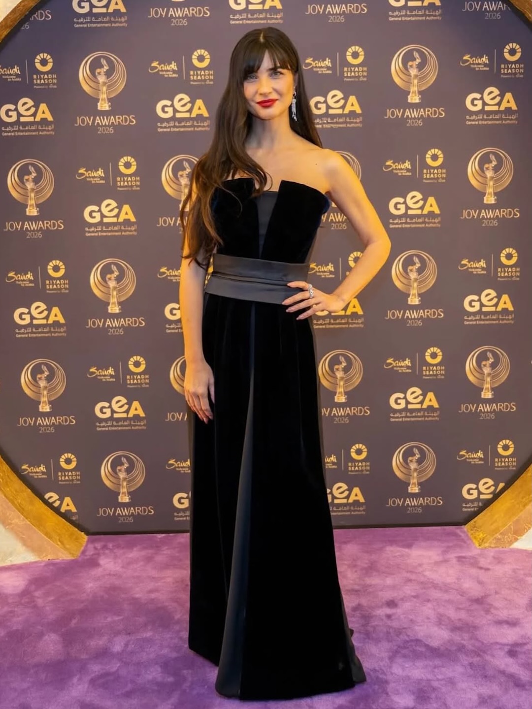  توبا بويوكستون بإطلالة من دار Giorgio Armani