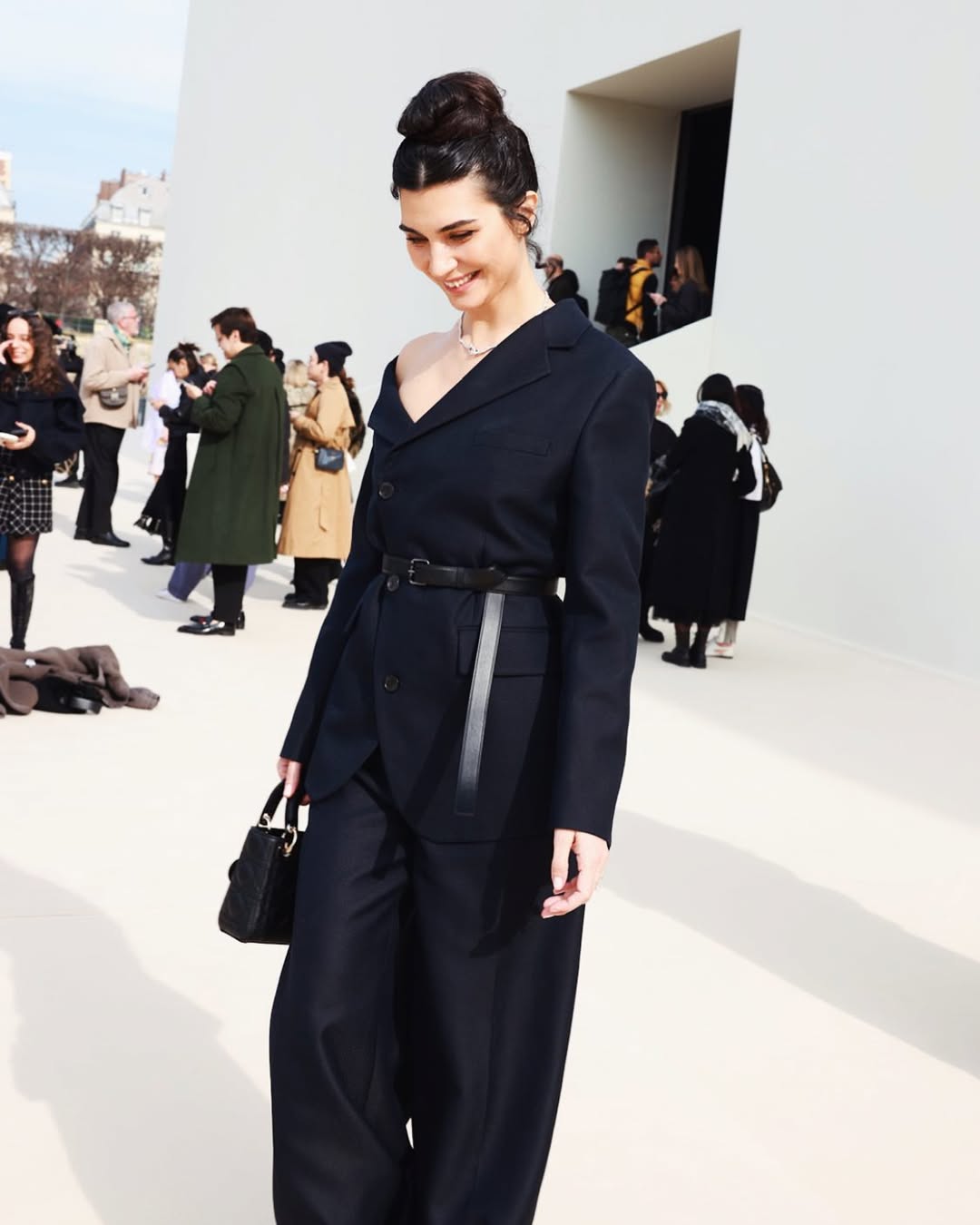  توبا بويوكستون ببدلة باللون الأسود الموحد