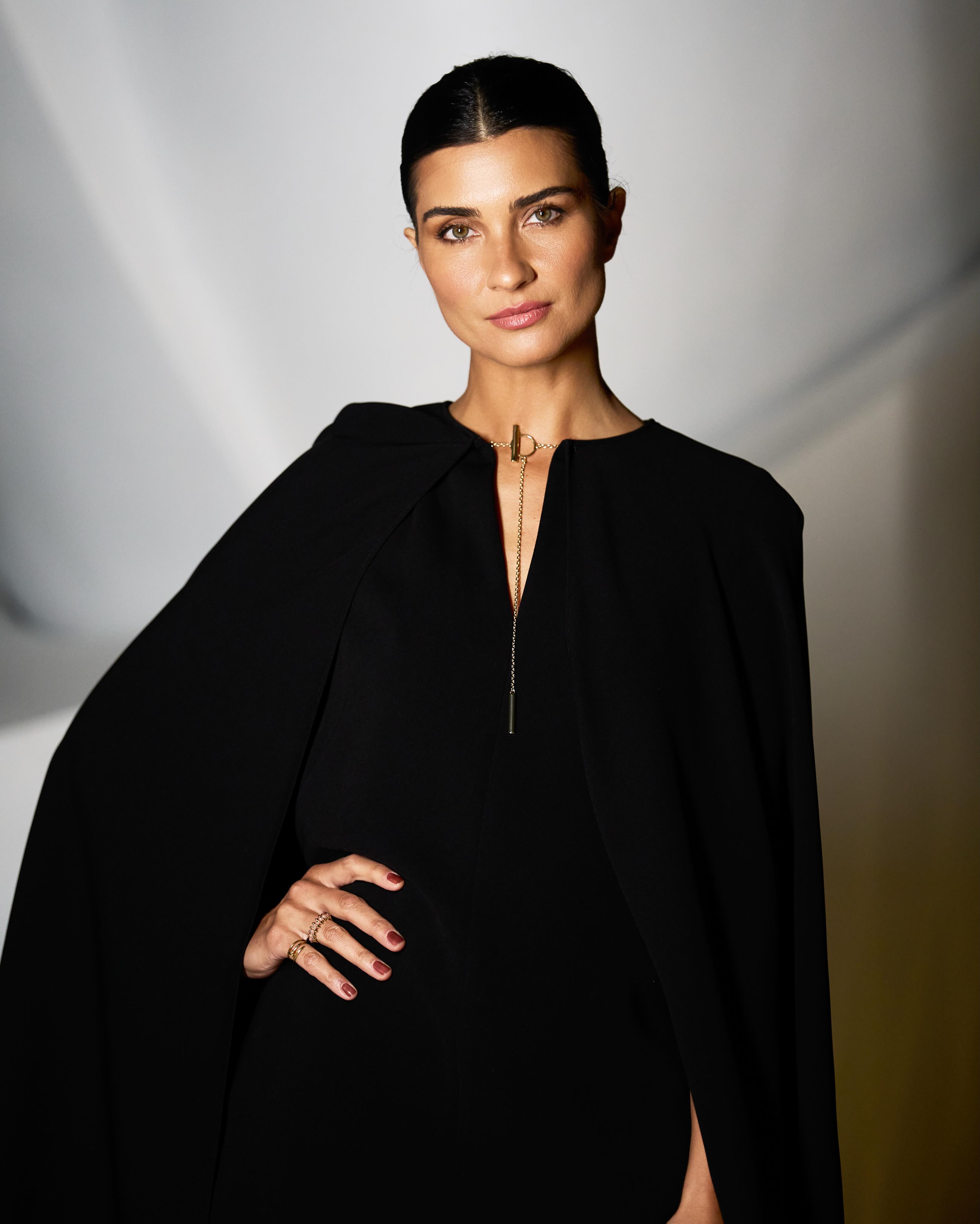 توبا بويوكستون بفستان قصير باللون الأسود الموحد من Maxmara