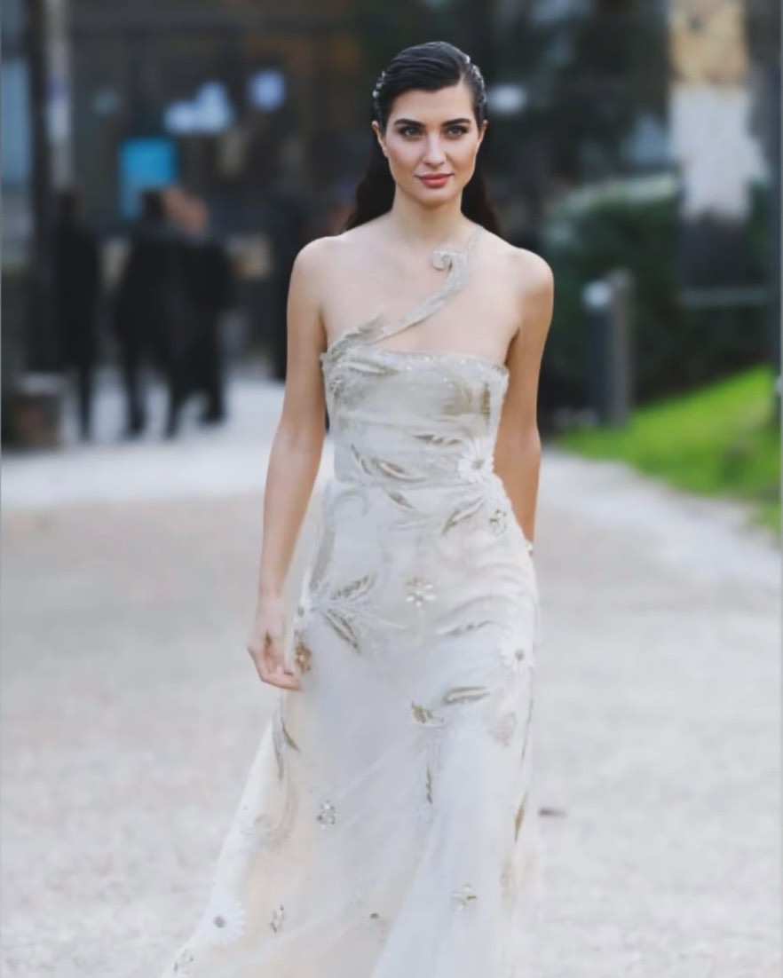 توبا بويوكستون بفستان ناعم بلون نيود فاتح بلتطريزات ذهبية بنمط الورود