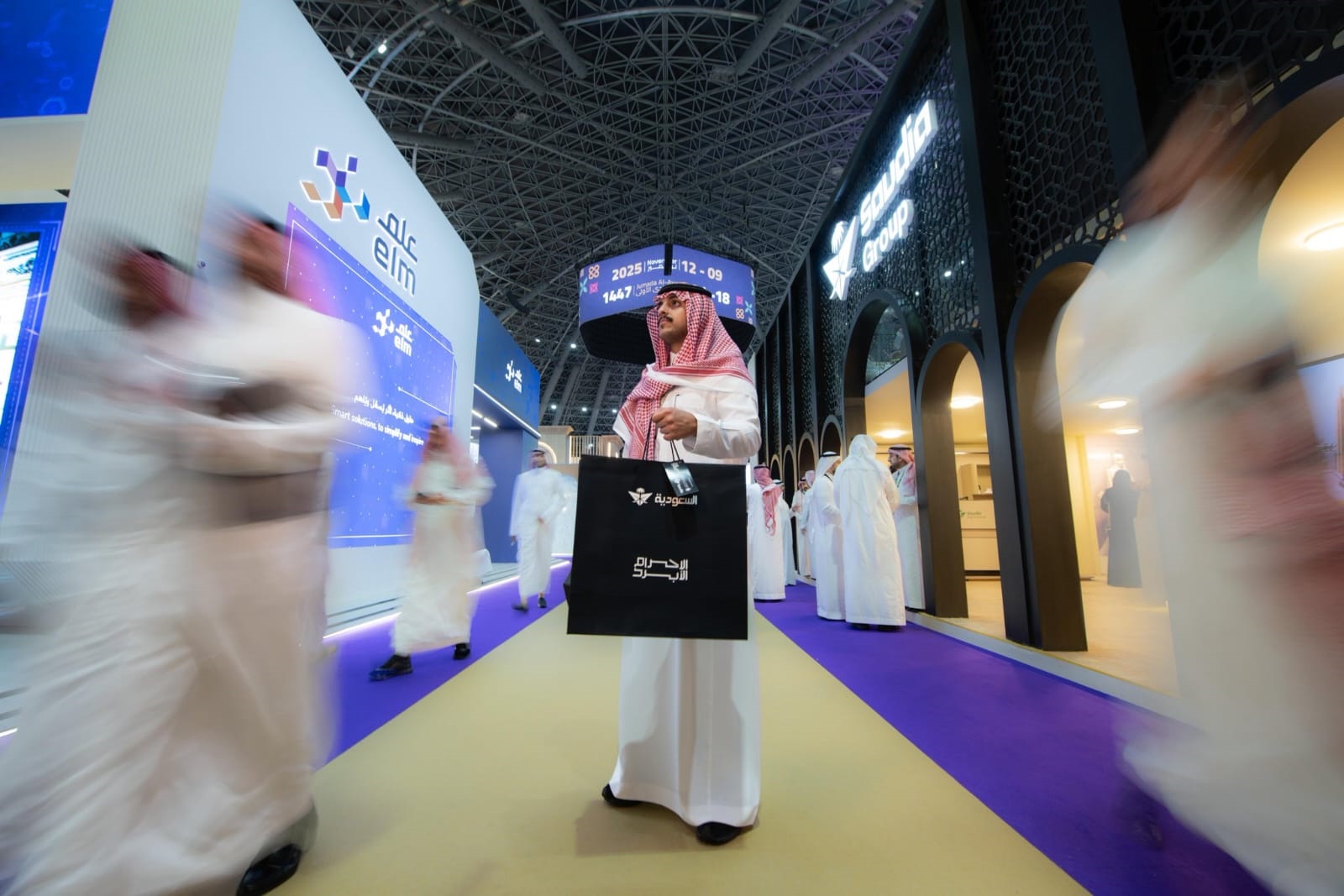 توزيع الإحرام الأبرد لزوّار جناح الخطوط السعودية خلال مؤتمر ومعرض الحج 2025