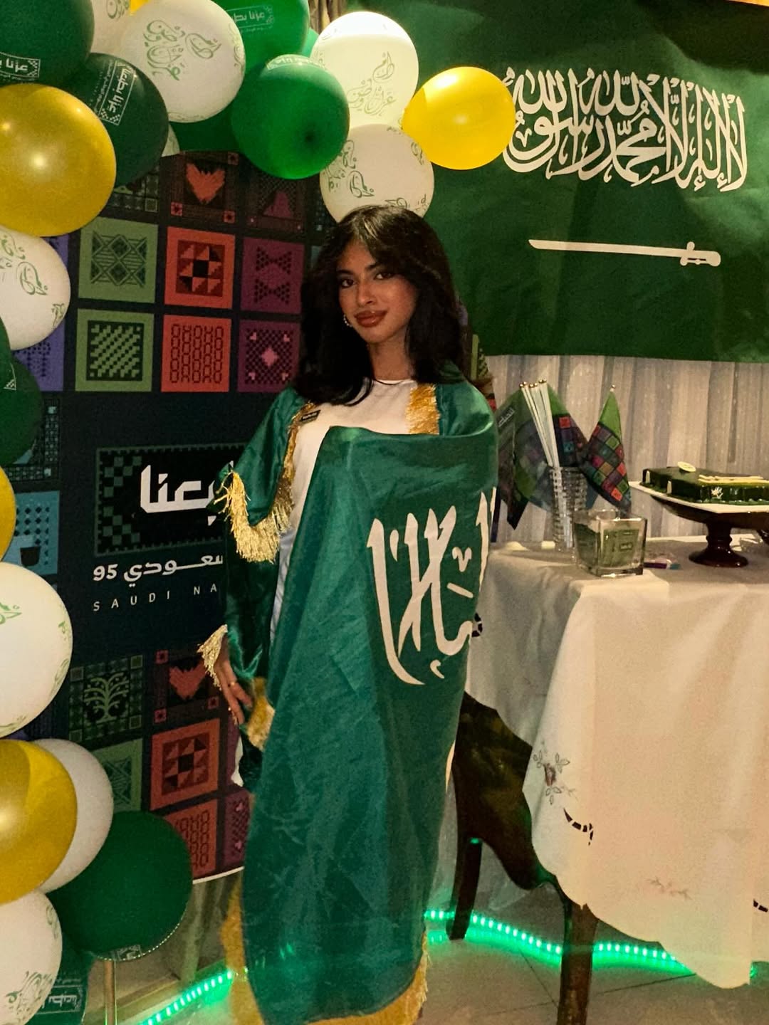 تولين عصام تحمل شارة وعلم المملكة