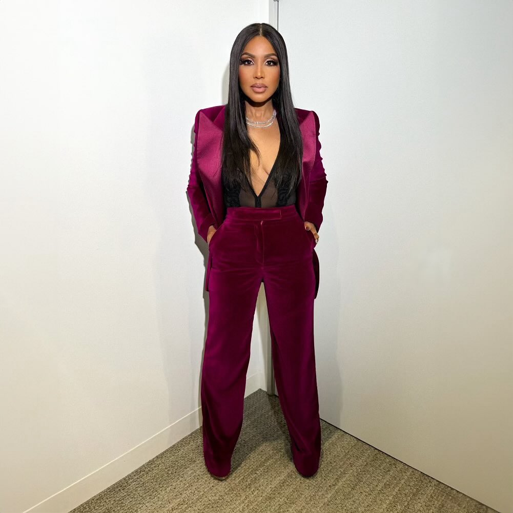 توني براكستون ببدلة باللون الأبيض من جيليه وبنطلون طويل 