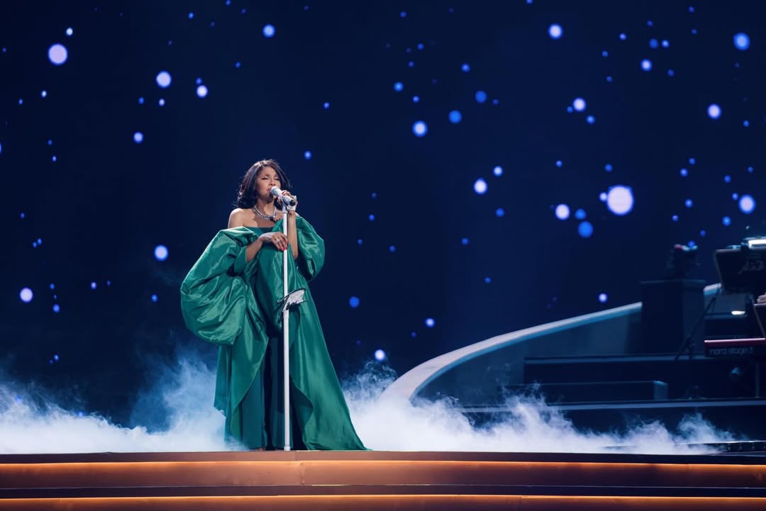 توني براكستون بجمبسوت دراماتيكي باللون الأخضر