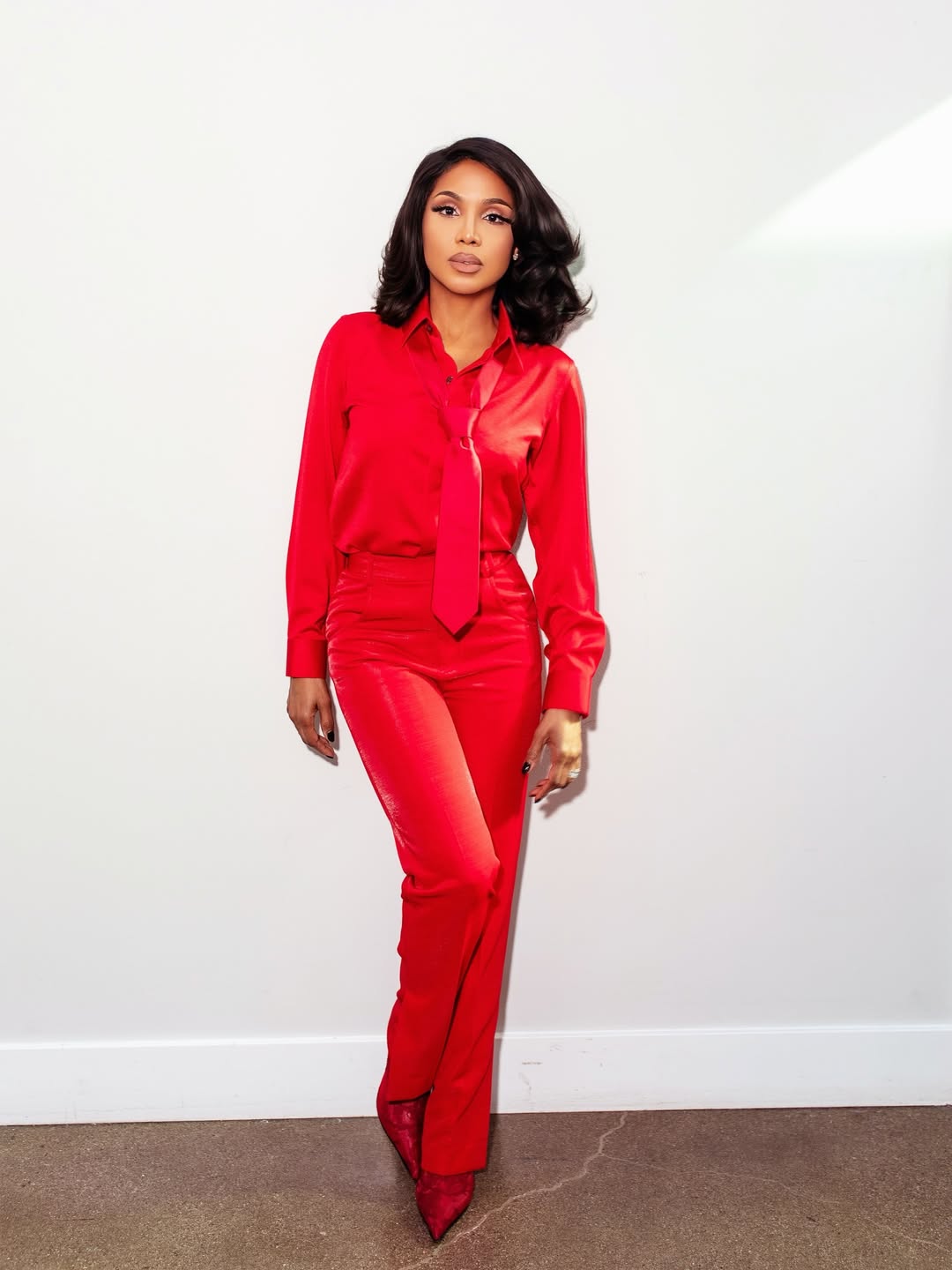 توني بستايل مشابه من بنطال كلاسيكي لامع باللون الأحمر وقميص حريري