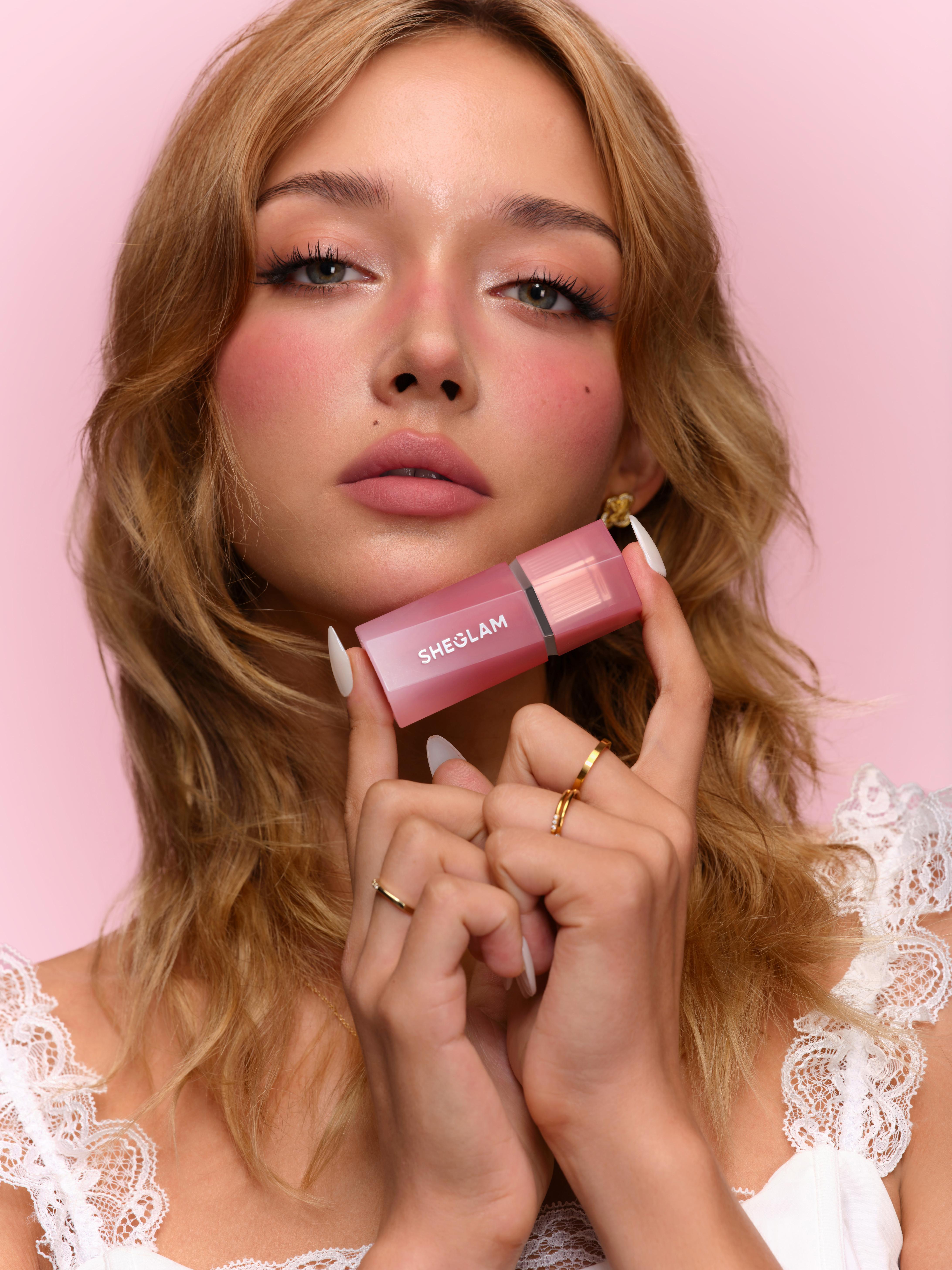 توهج أيقوني بلمسة أكثر نعومة وسلاسة وتعدداً في الاستخدام مع بلاش Air Plush Lip & Cheek Cream من علامة SHEGLAM