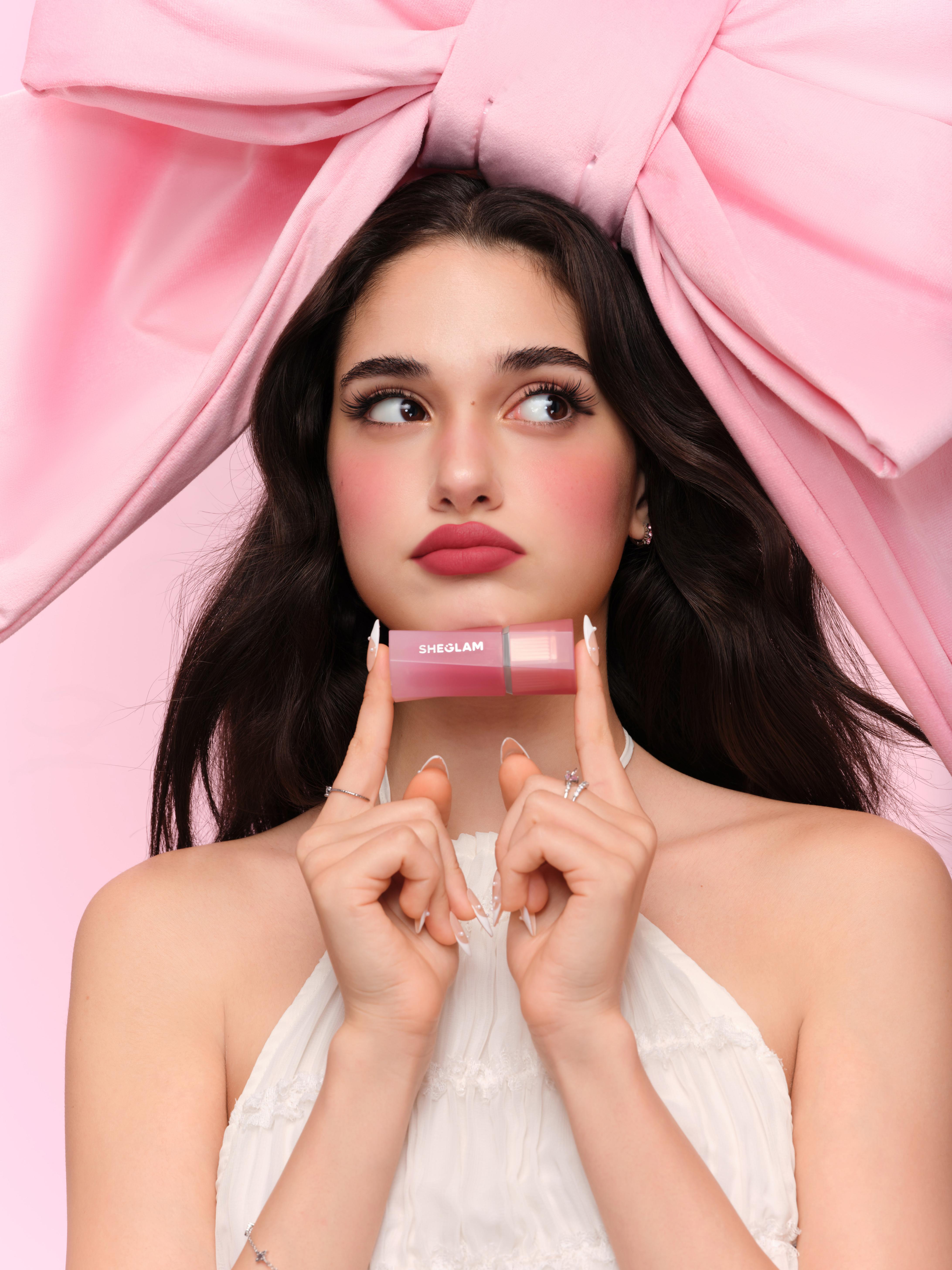 توهج أيقوني بلمسة أكثر نعومة وسلاسة وتعدداً في الاستخدام مع بلاش Air Plush Lip & Cheek Cream من علامة SHEGLAM