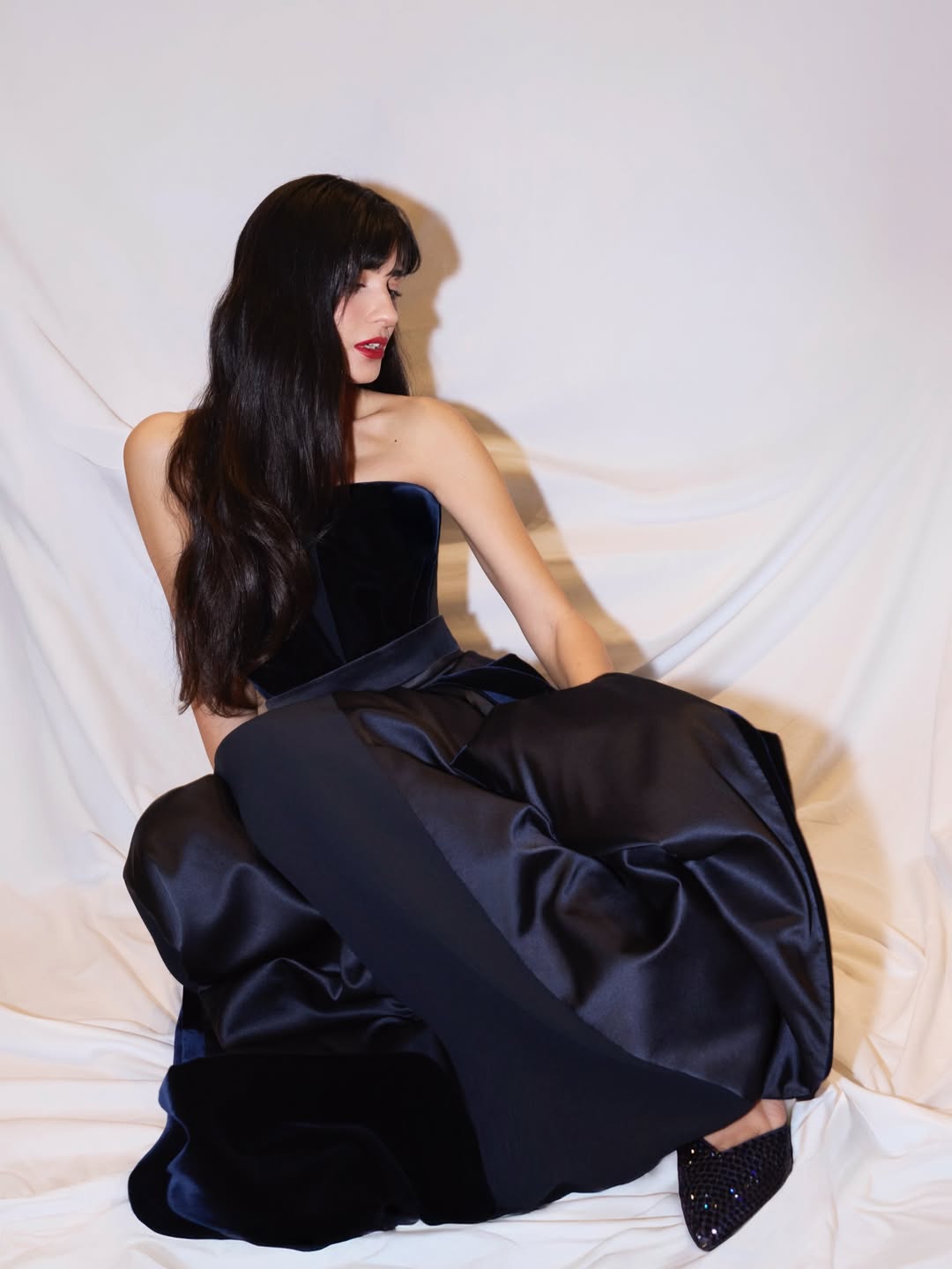 تويا بفستان سترابلس من المخمل الأسود