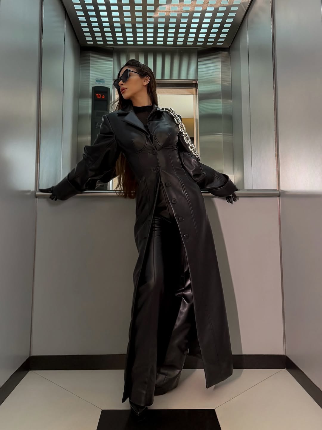 تيا ديت بمعطف طويل من الجلد الأسود