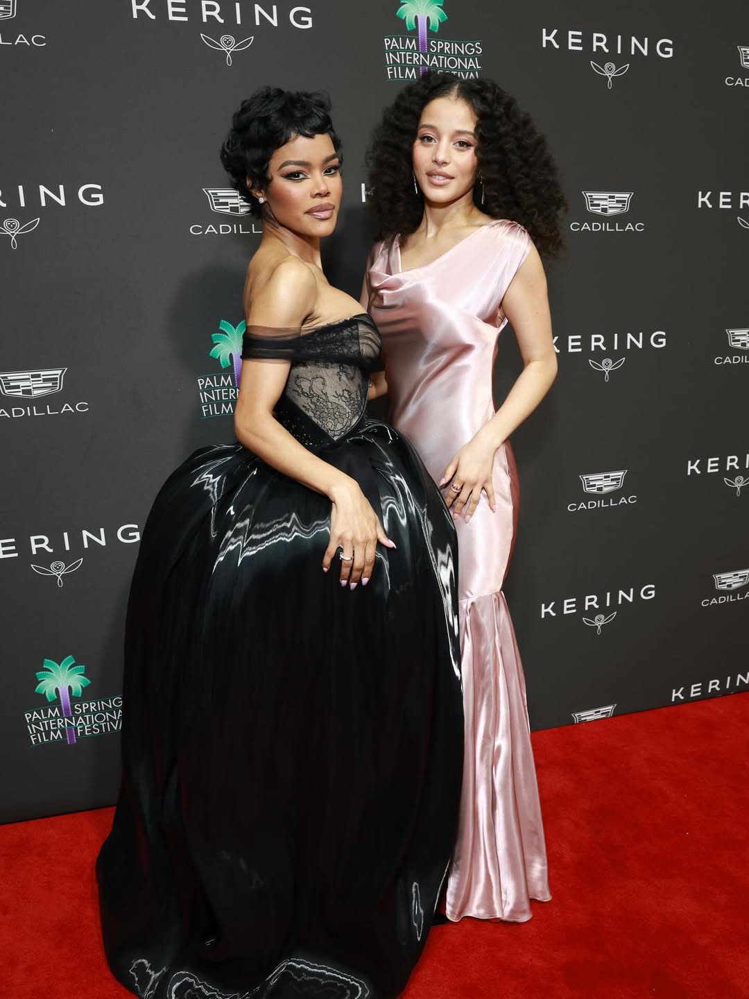  تيانا تايلور بفستان سهرة ميتاليك مصمم بكورسيه من الدانتيل