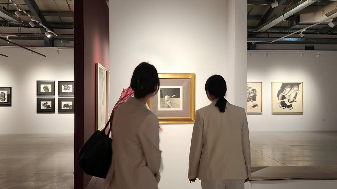 تينغتينغ فانغ عميدة الأكاديمية الآسيوية للفنون خلال جولتها في حي جاكس بالدرعية