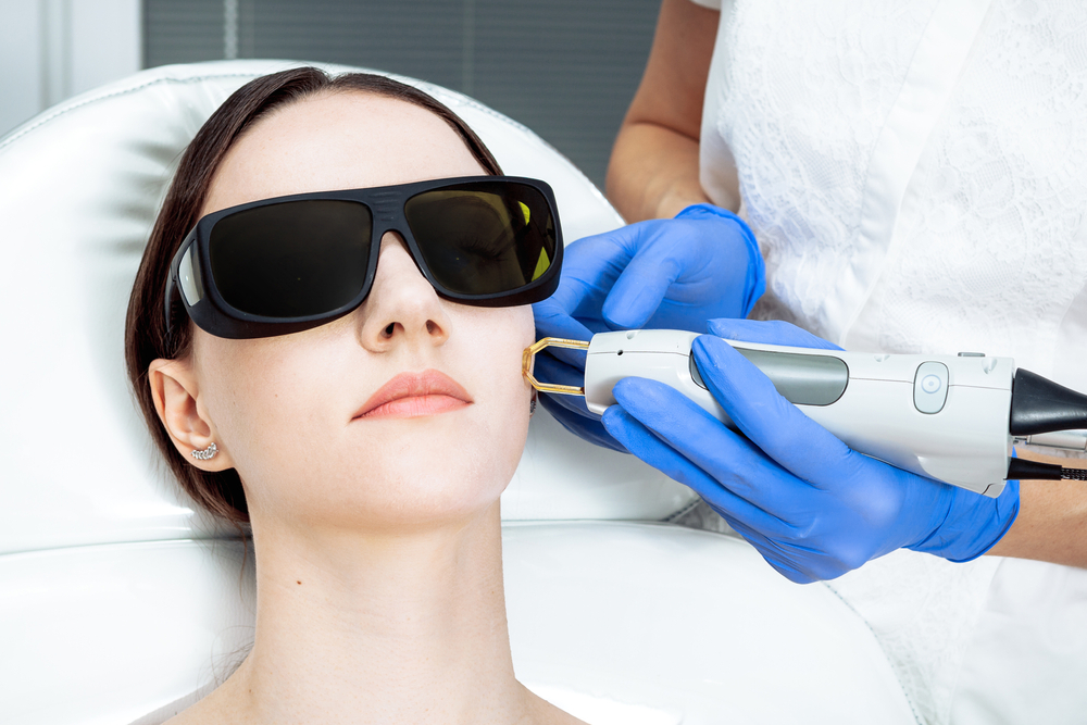 تُستخدم IPL في مراحل تجميل الوجه وترميمه بعد أن يتم علاج المشاكل الهيكلية الأساسية