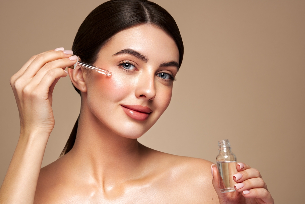 تُطبَّق هذه المكونات على البشرة عن طريق السيرومات والكريمات