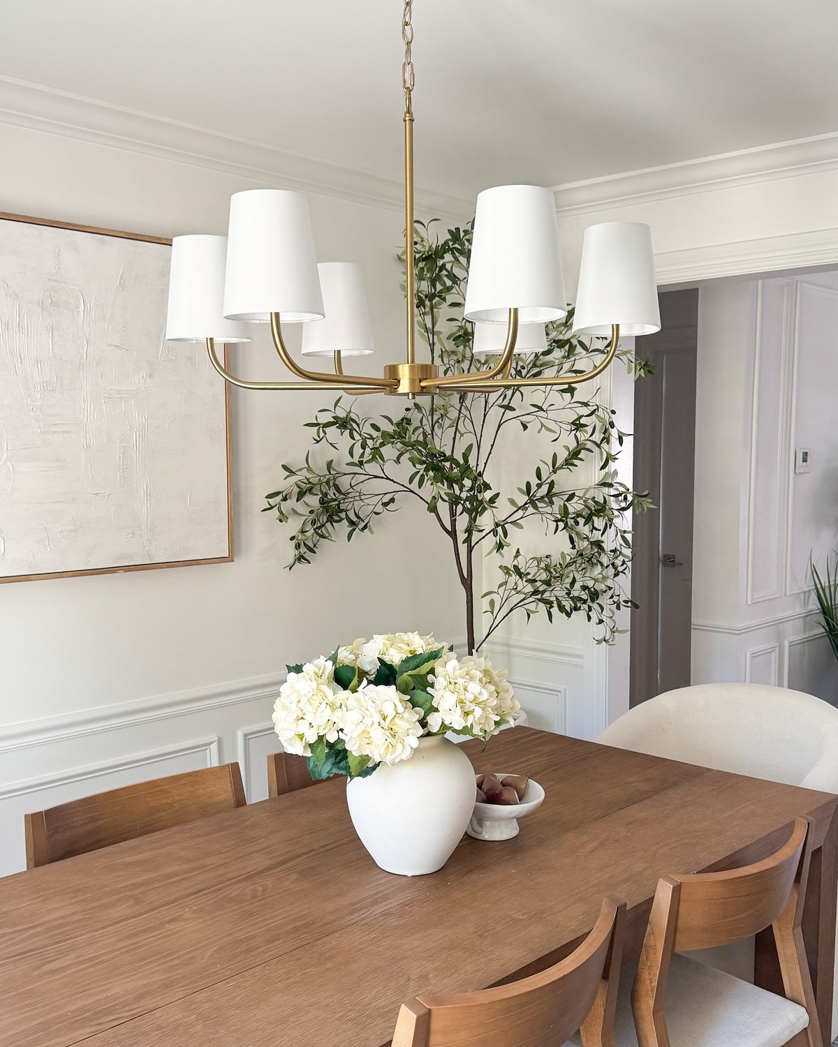 ثريا نحاسية لأنيقة تزين غرفة الطعام