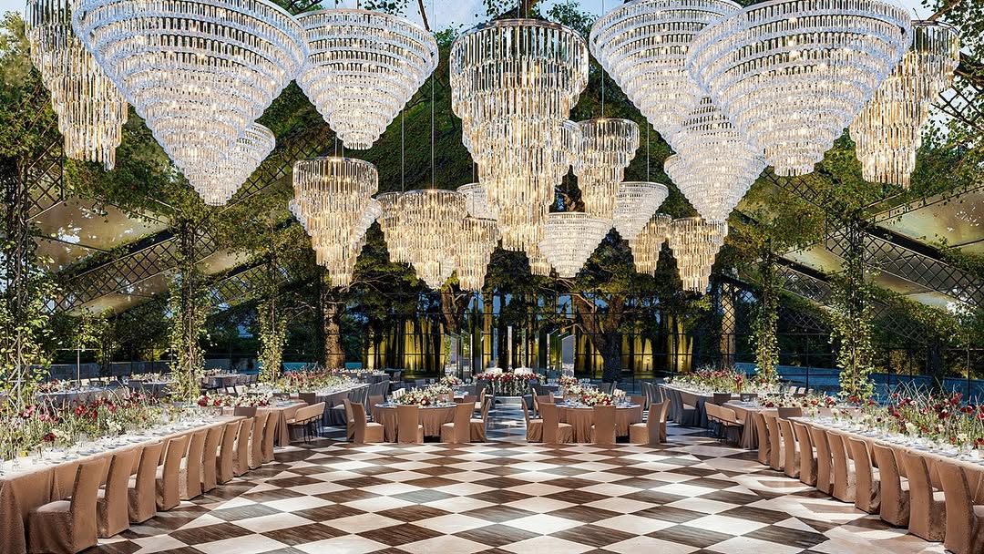 ثريات كريستالية في حفل الزفاف- الصورة من صفحة renderplanner على انستغرام