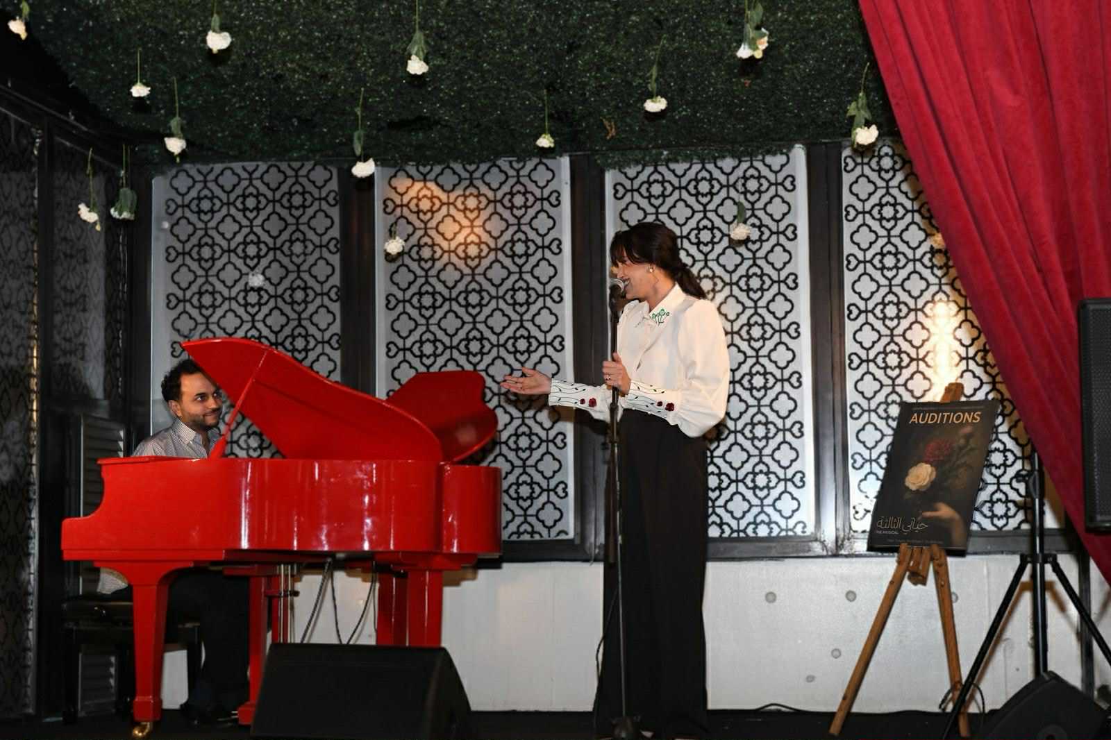 ثلاثية بصرية مترابطة: المسرح مرآة الحياة والحب على الخشبة