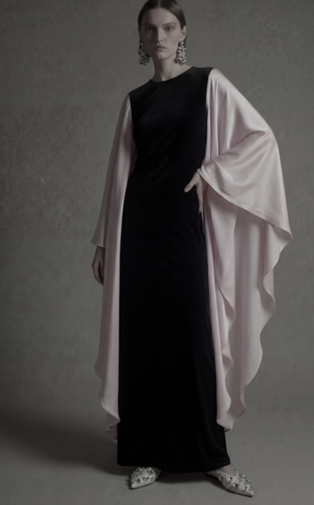 ثوب من المخمل الأسود والحرير الوردي للأكمام من مجموعة رمضان 2026 من Atelier Hekayat