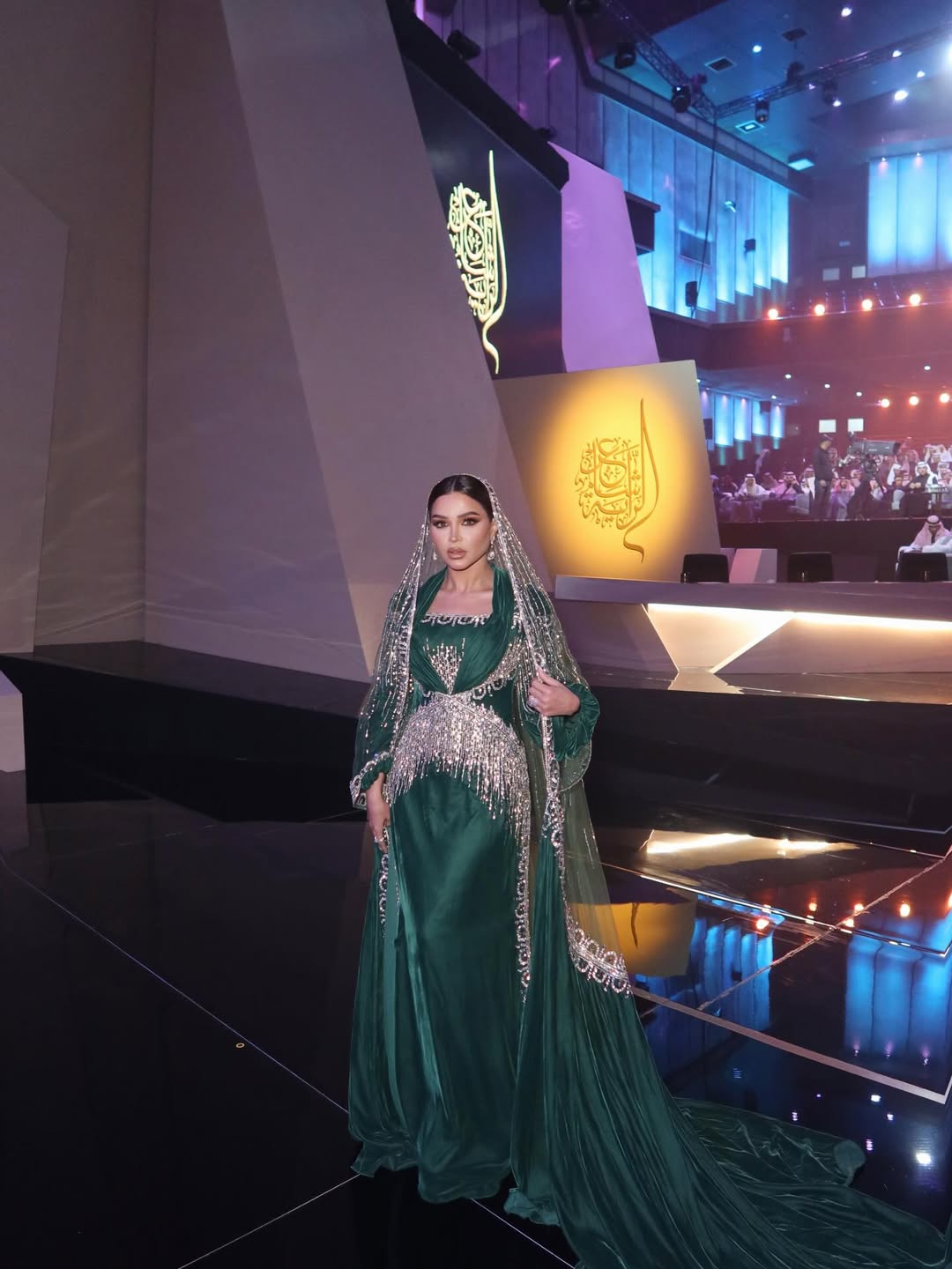 ثوب نهى نبيل مزدانا بتطريزات كريستالية