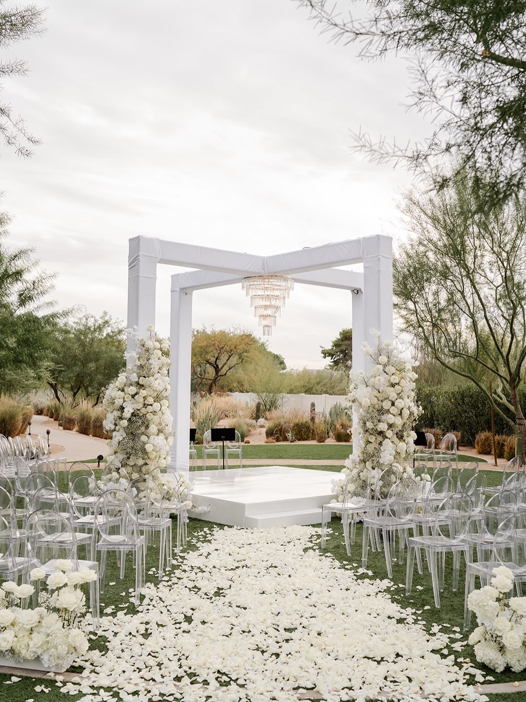 ثيم زفاف باللون الأبيض وسط الطبيعة- الصورة من صفحة BTS Event Management