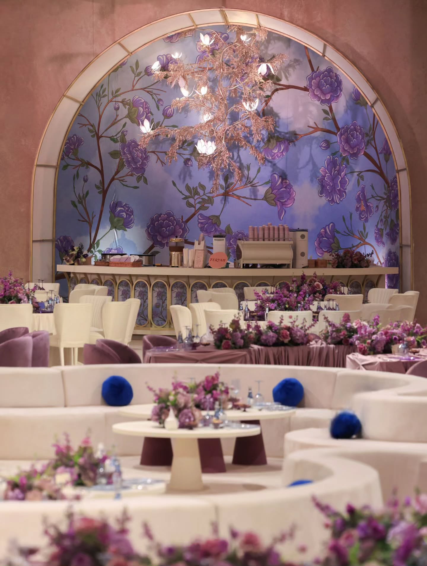 ثيم زفاف يعكس رقي البنفسجي ونقاء الأبيض