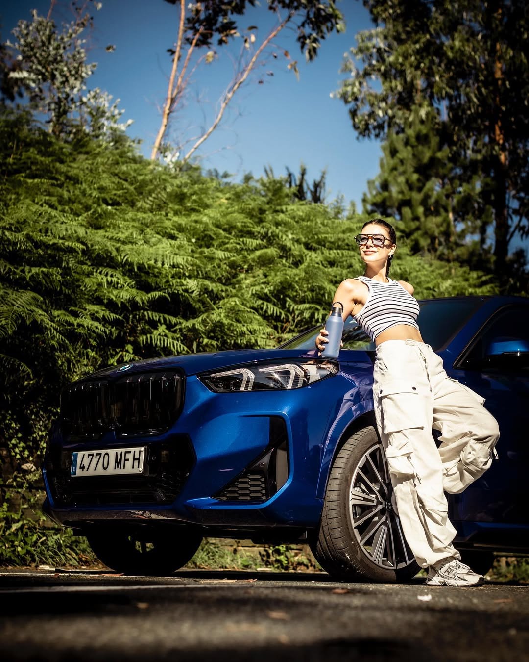 دينيز بايسال ببنطال الكارجو الواسع المزين بالجيوب الجانبية الكبيرة باللون العاجي