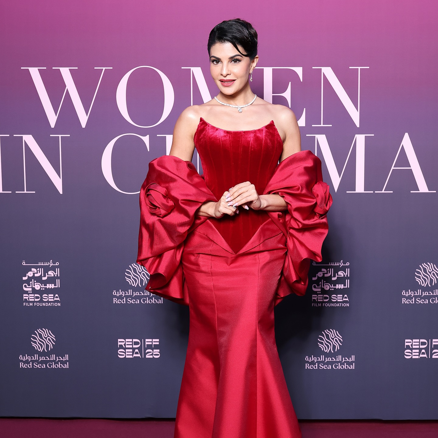 جاكلين فيرنانديز Jacqueline Fernandez بمجوهرات لافتة من علامة حسن زاده