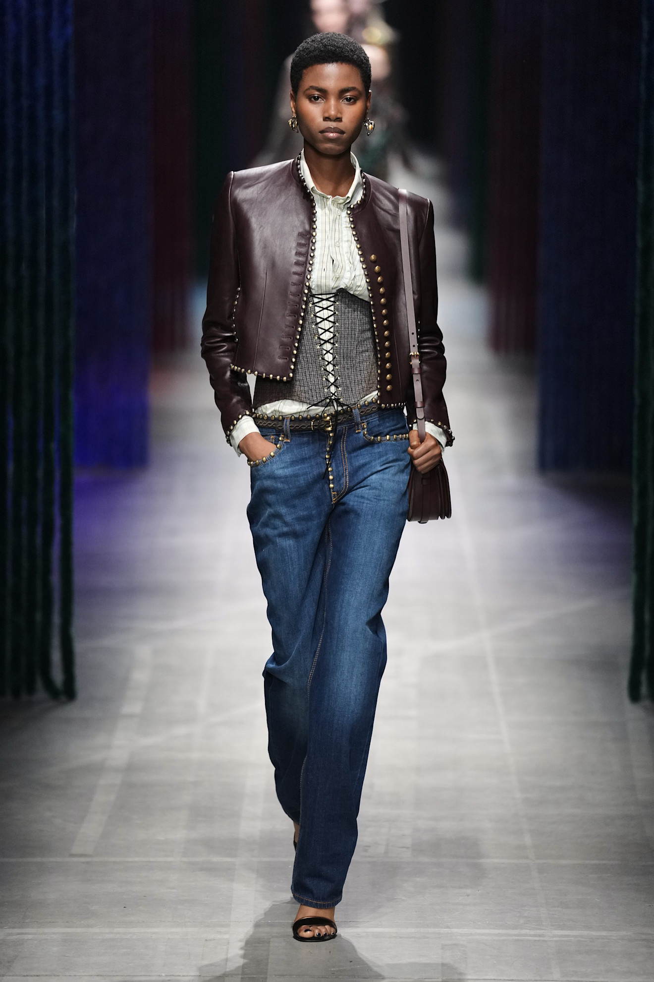 جاكيت بأزرار ملفتة ومختلفة من Etro