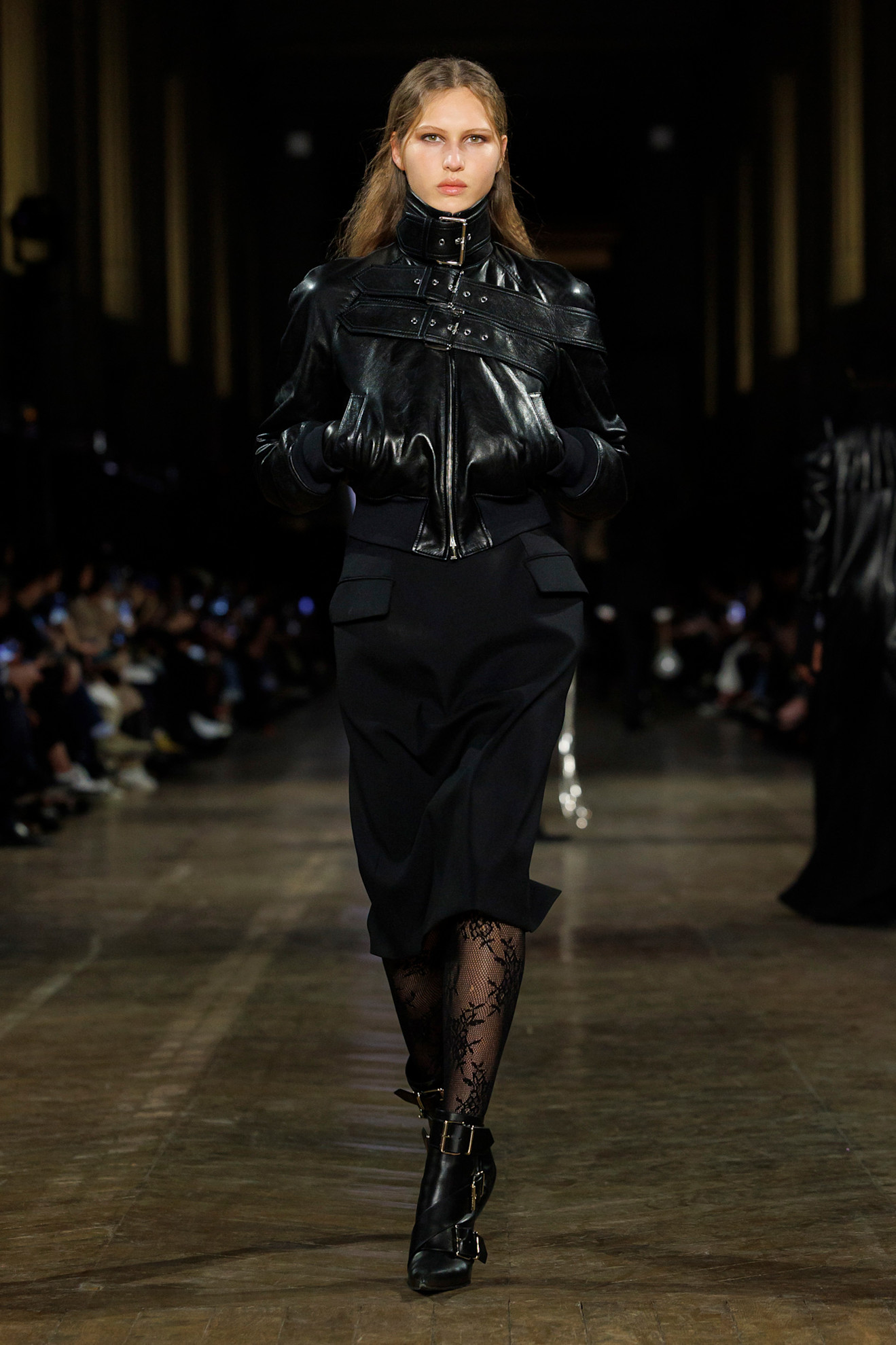 جاكيت جلدي أسود أنيق من Alexander McQueen