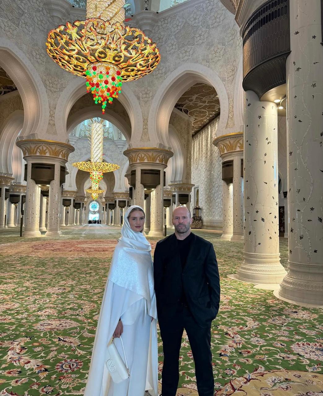 النجم العالمي جيسون ستاثام وزوجته في جامع الشيخ زايد الكبير بأبوظبي