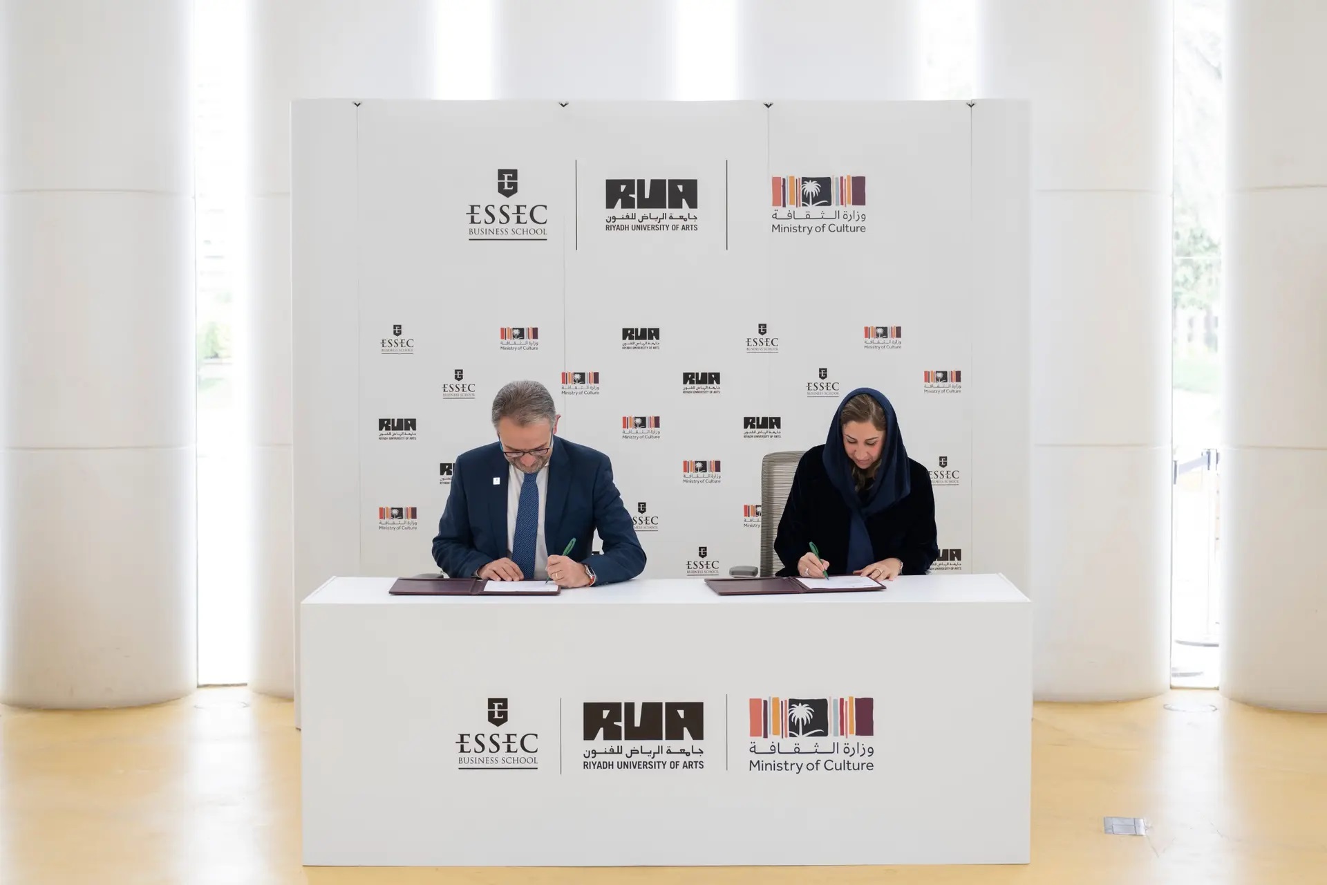 جامعة الرياض للفنون توقّع شراكة أكاديمية مع كلية إيسيك لإدارة الأعمال