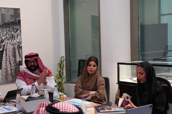جانب من اجتماع اللجنة الوطنية للأنشطة الثقافية