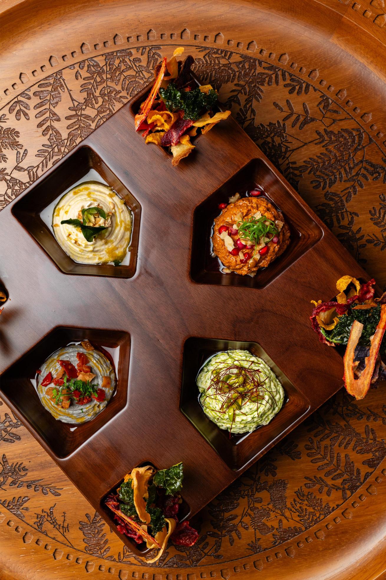 جانب من الطعام الإماراتي الذي يُقدمه الشيف إيونيل في مطعم قربوا