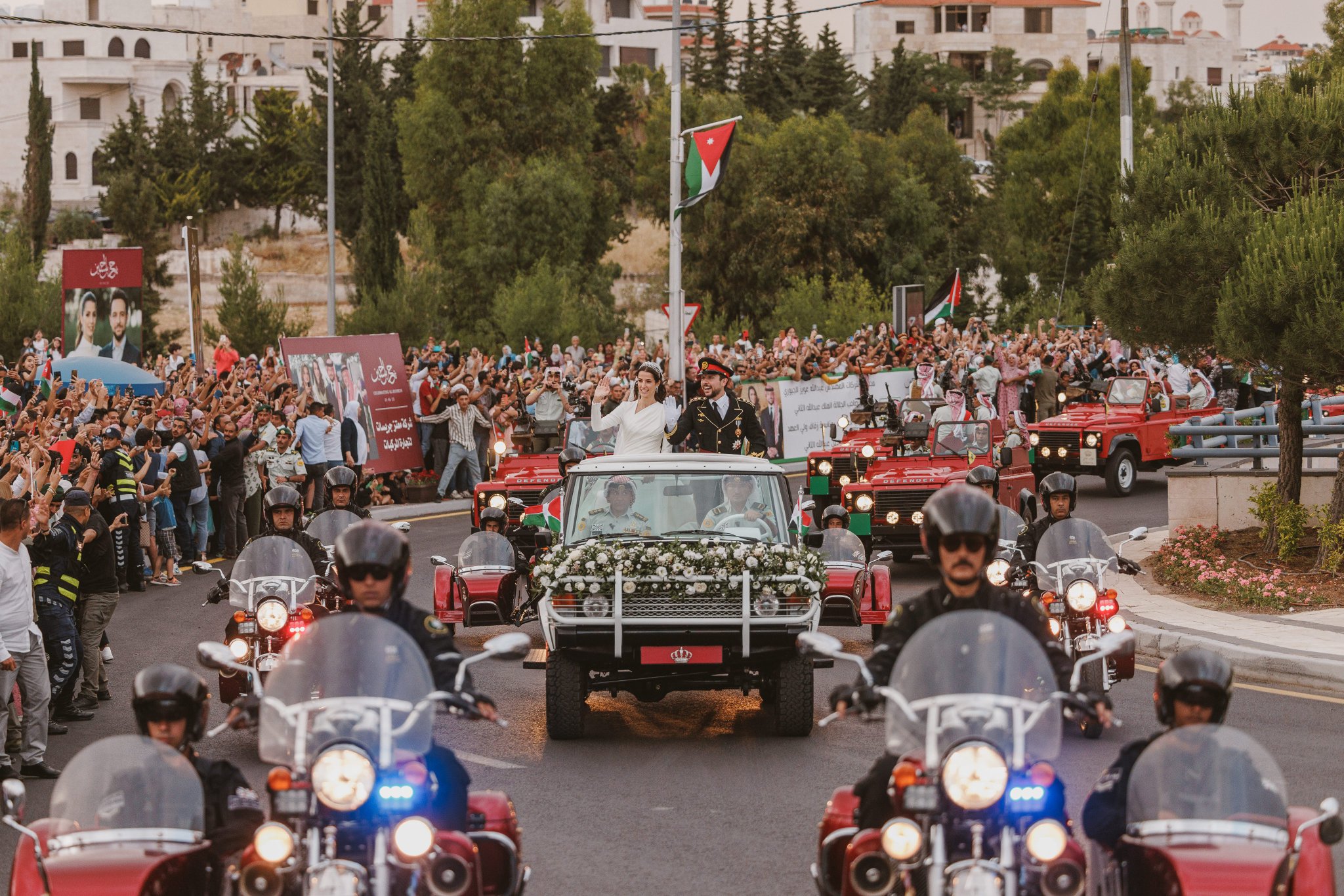 جانب من الموكب الاحمر للعروسين أثناء توجههما الى قصر الحسينية