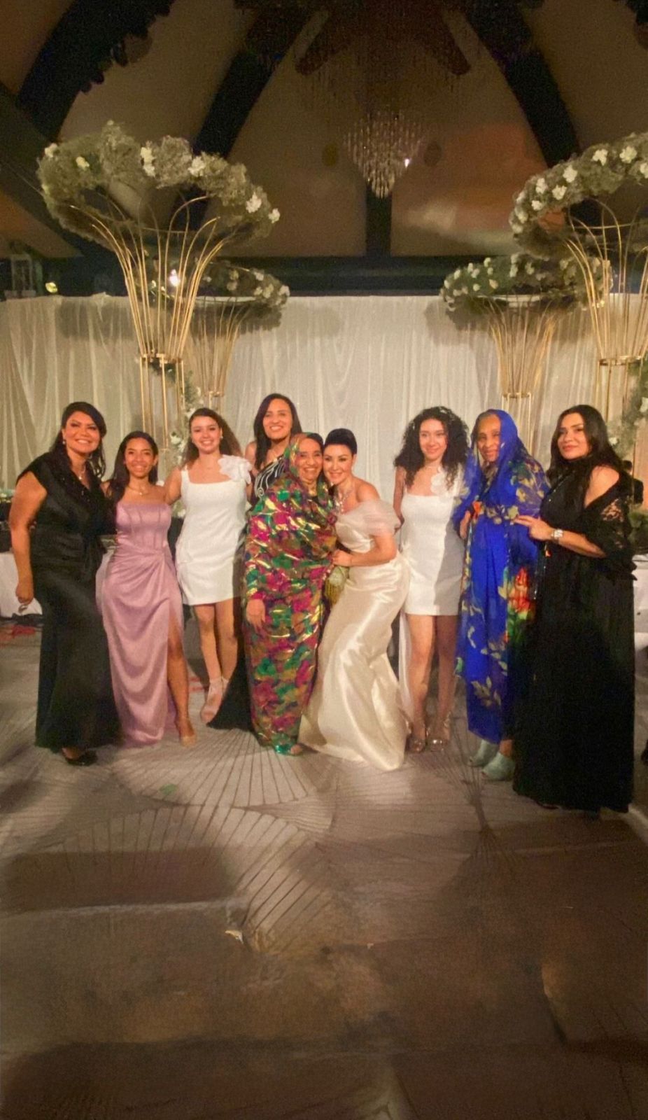 جانب من ديكور الحفل مع النباتات الخضراء 