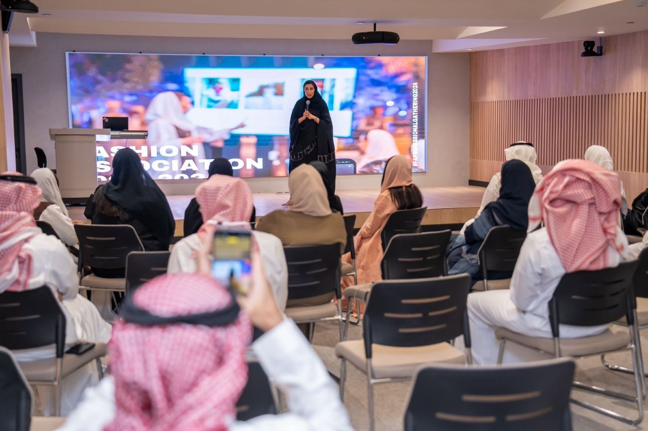 جانب من لقاء مهني سابق لأعضاء جمعية الأزياء