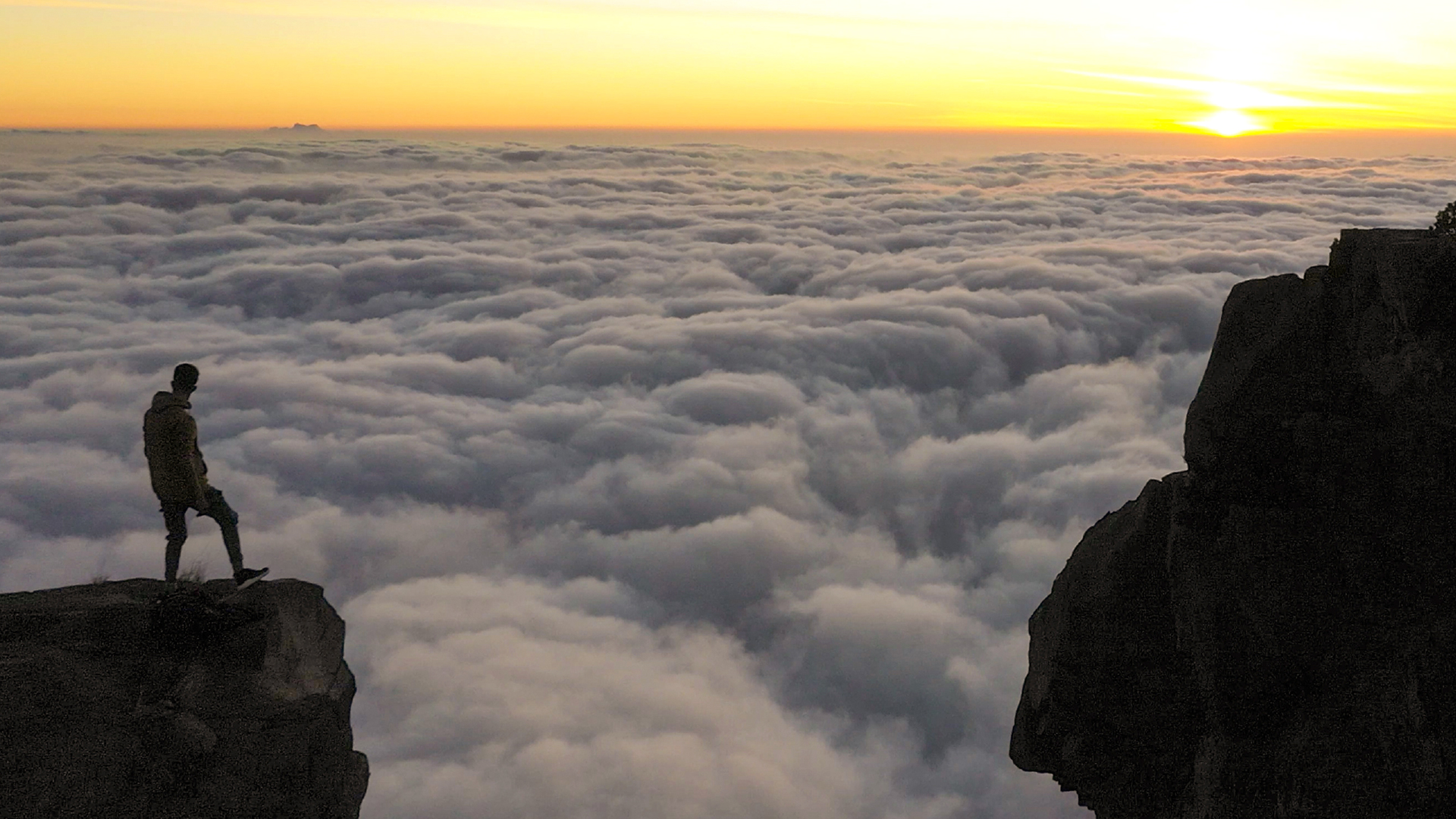 جبال السودة المهيبة ومنظر ساحر لشروق الشمس