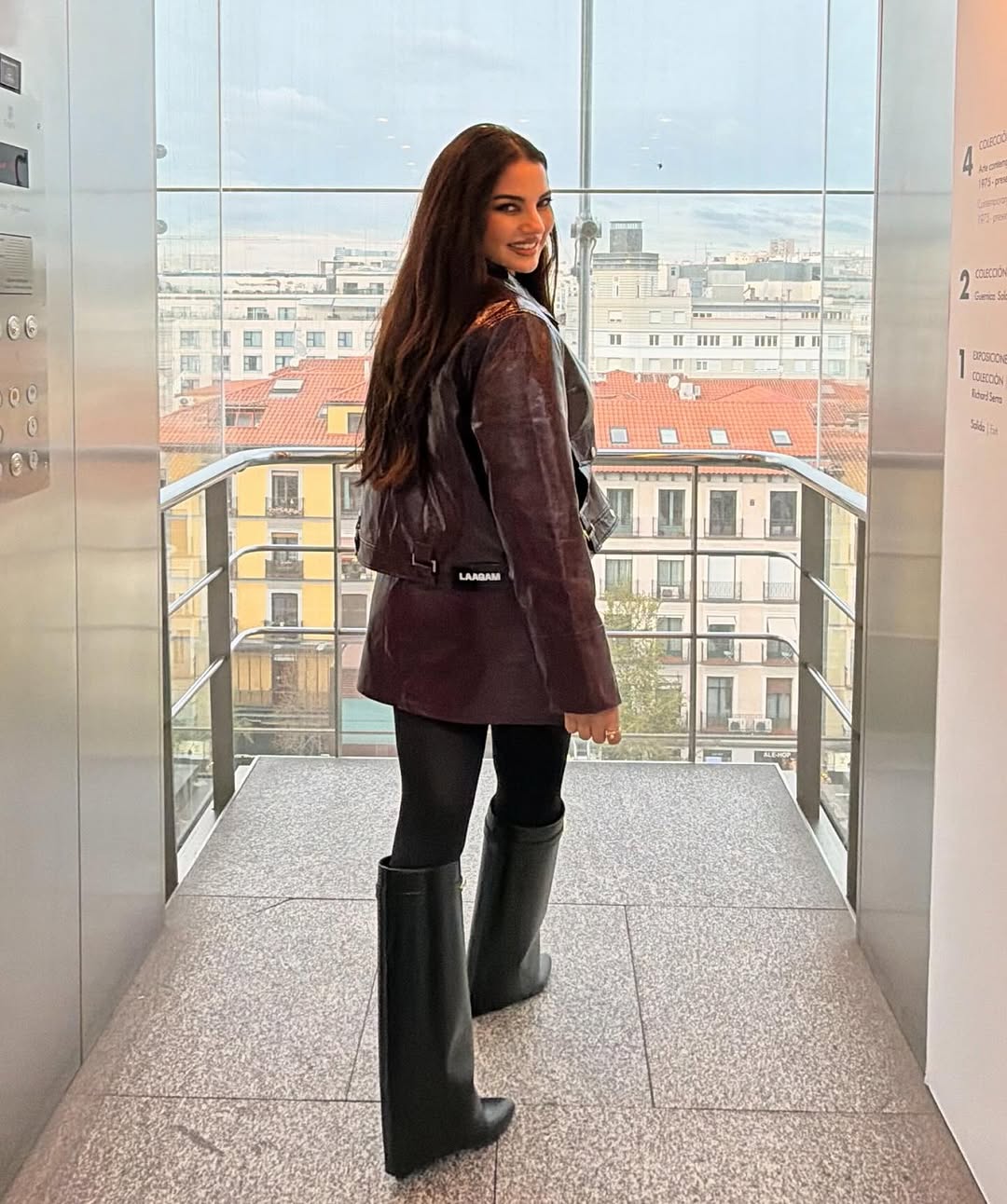 جرأة درة التونسية بلمسة جلدية باللون العنابي في مدريد