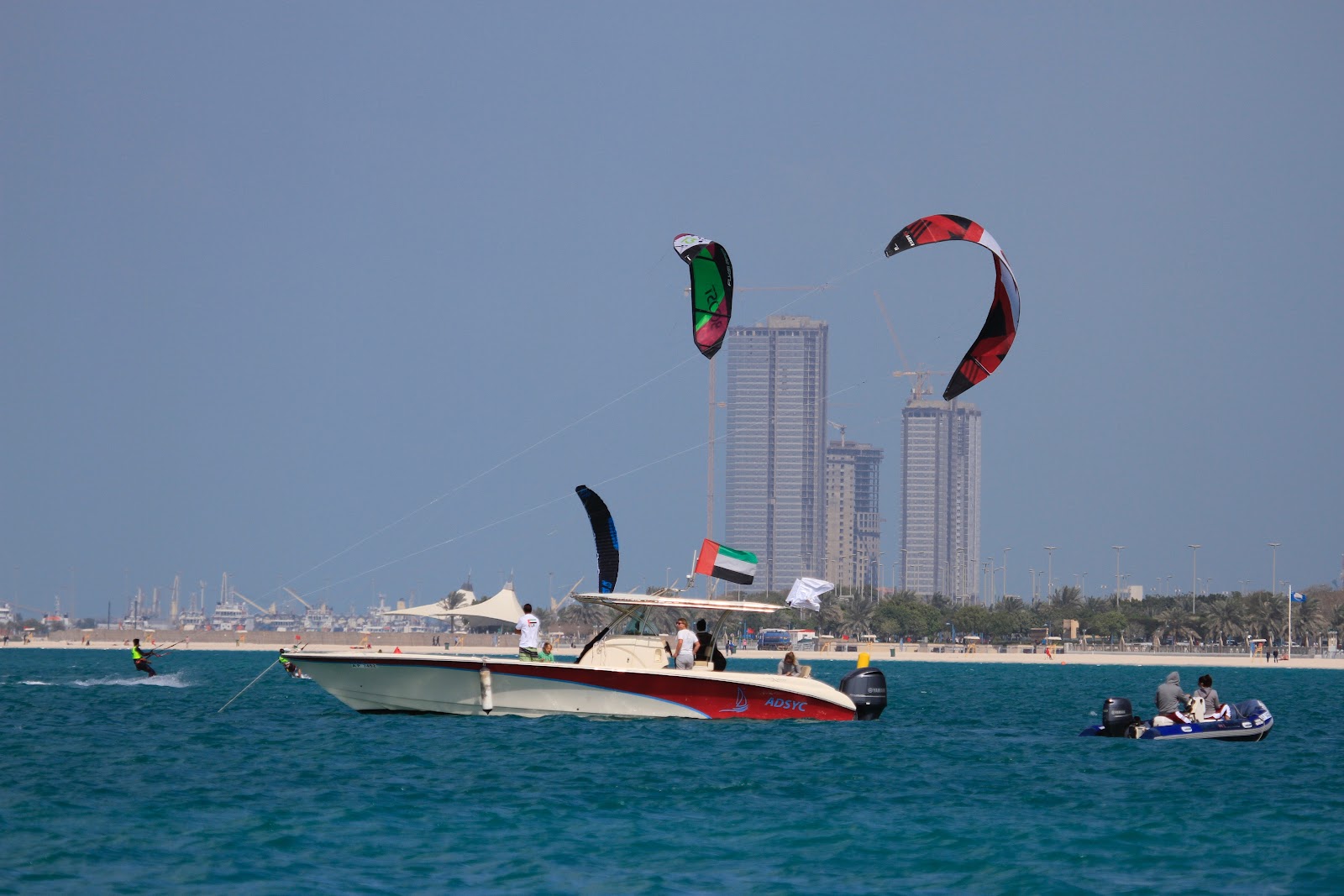جربي رياضة ركوب الأمواج الشراعي في جزيرة نوراي