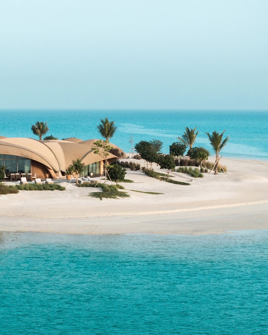 جزيرة تحتضنها الفخامة... فلل نجومه تنسجم بانسيابية مع زرقة البحر.