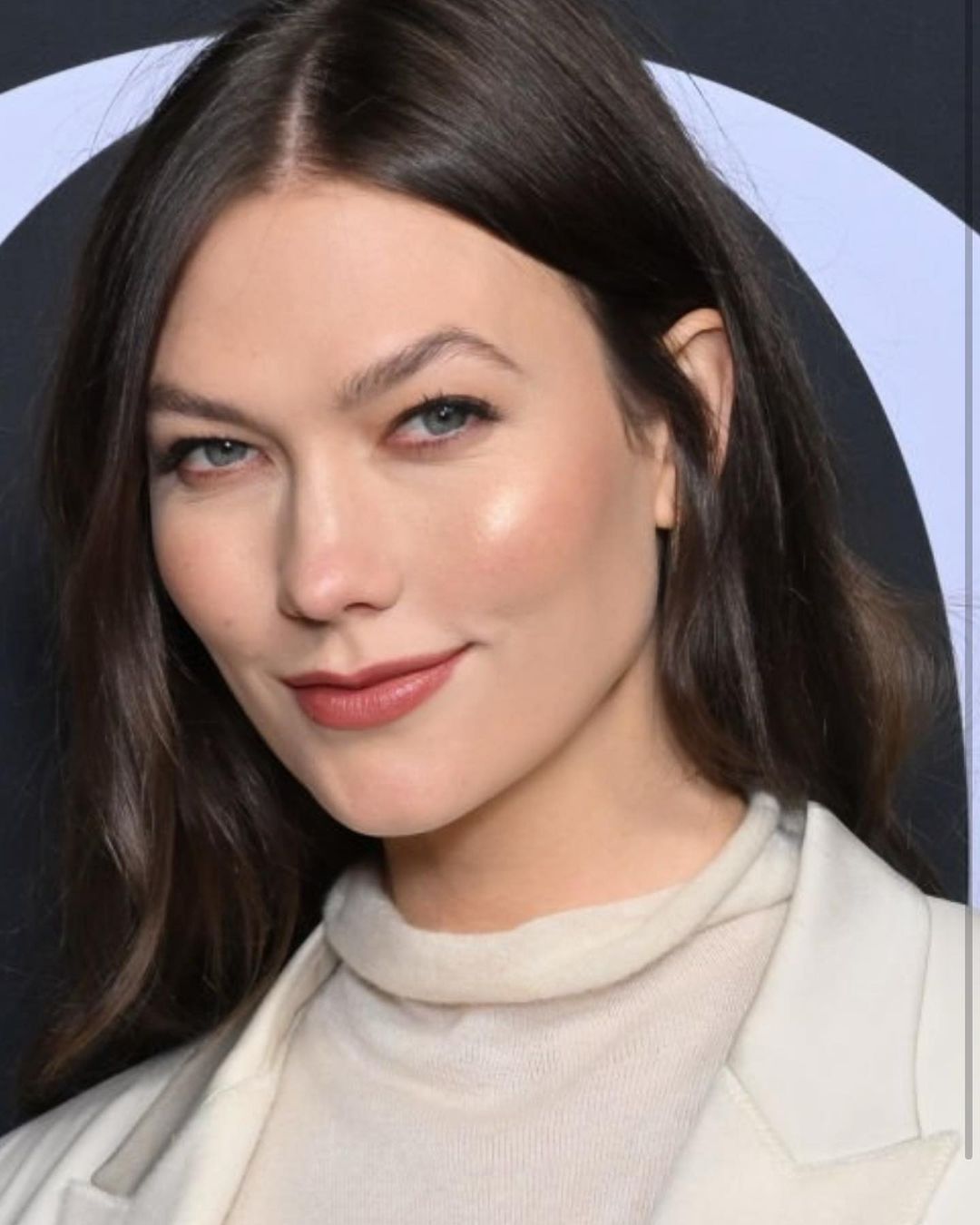جل الحواجب العالية بأسلوب KARLIE KLOSS
